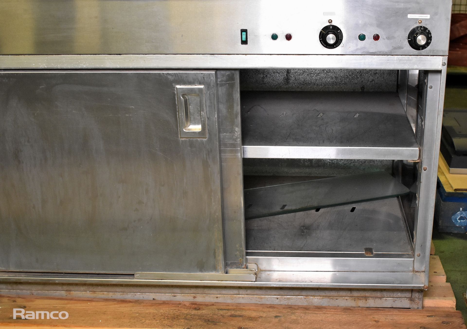 Serving / carvery unit with heated cupboard, double sliding doors and heated gantry - Image 4 of 6