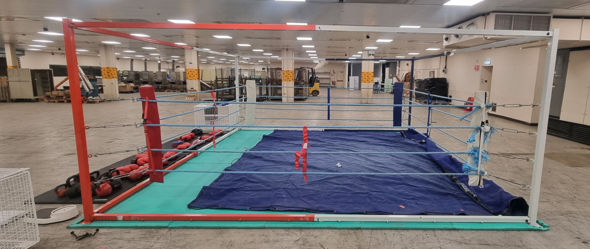 Boxing ring assembly and training kit including - 480x480x210cm frame (nuts and bolts not included) - Bild 6 aus 14