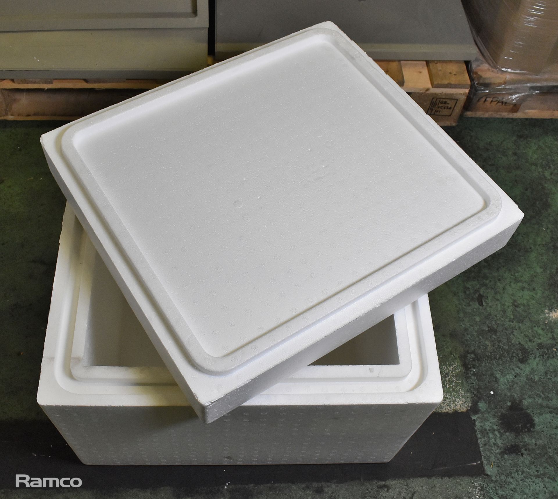 2x Pallets of polystyrene type containers with lids at 55x49x40cm - 8 containers per pallet - Image 5 of 5