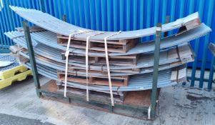 91x Curved corrugated metal sheets - approx dimensions: 3000x800x1mm