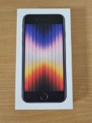 Apple iPhone SE (2022) 64GB, Midnight - Powers up but has a network finding error