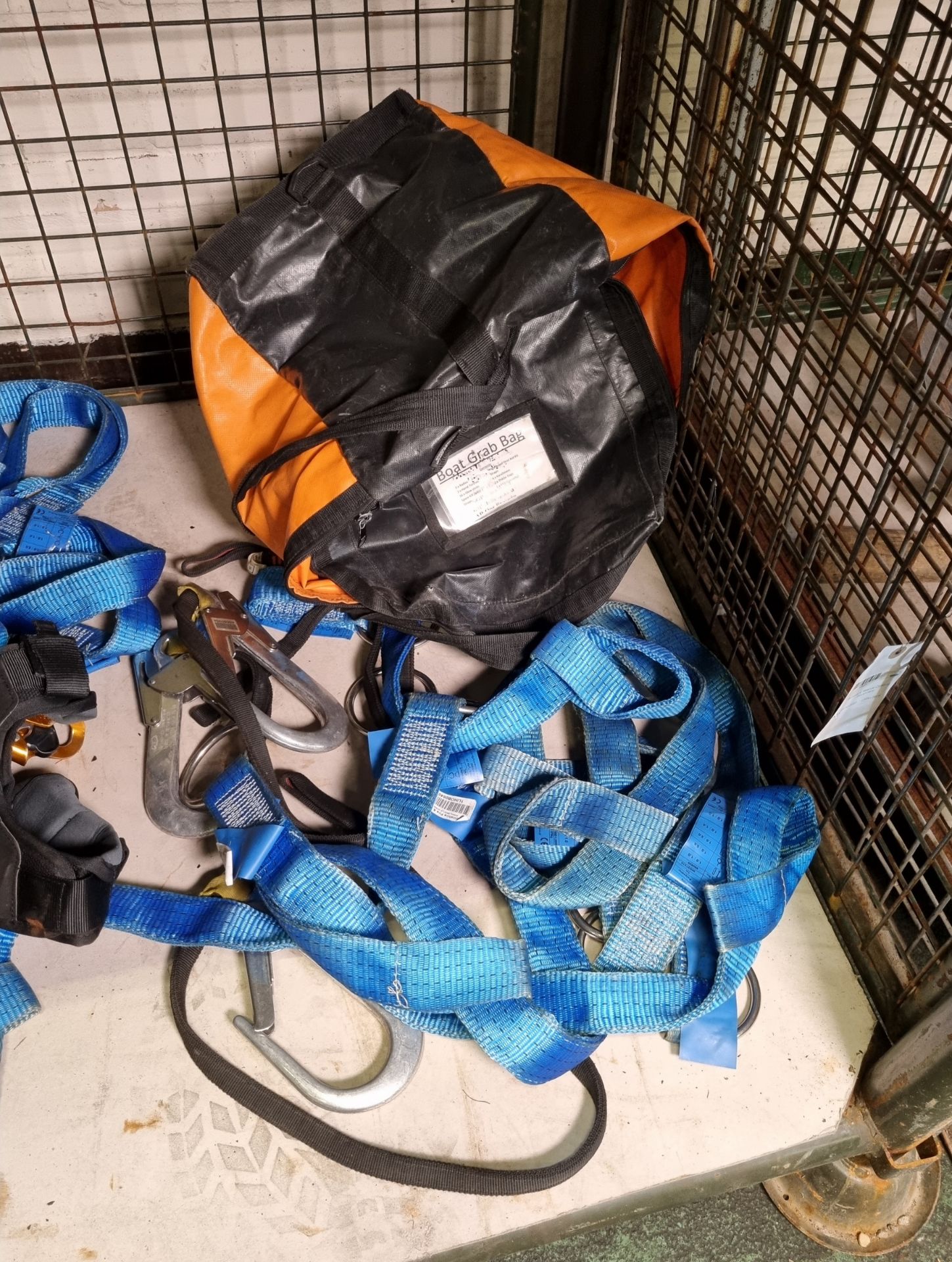 Survival & Rescue Climbing Equipment - boat grab bag, harnesses, animal rescue hobbles - Bild 3 aus 4