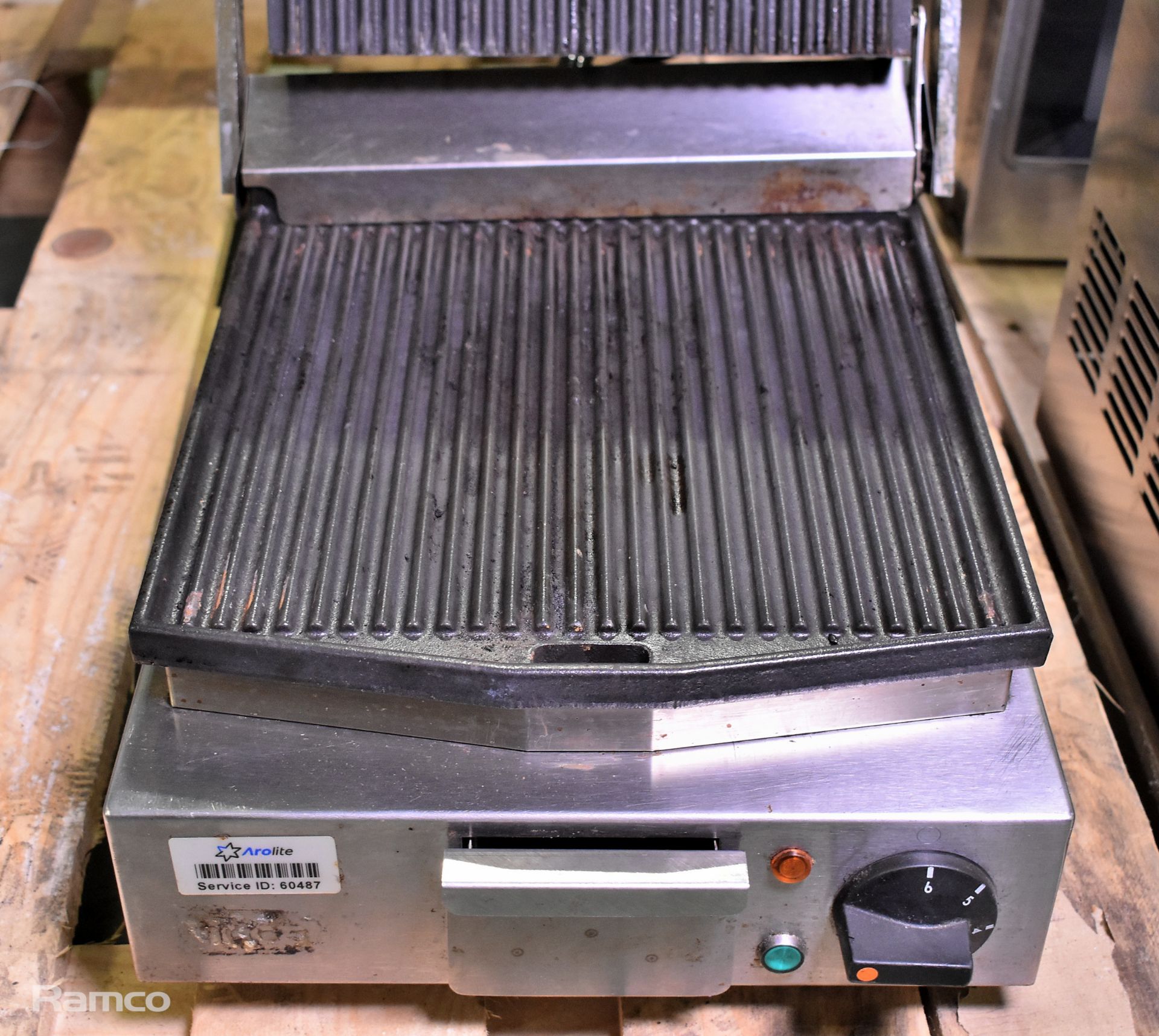 Lincat LPG single panini grill with ribbed upper and lower plates - Image 2 of 4