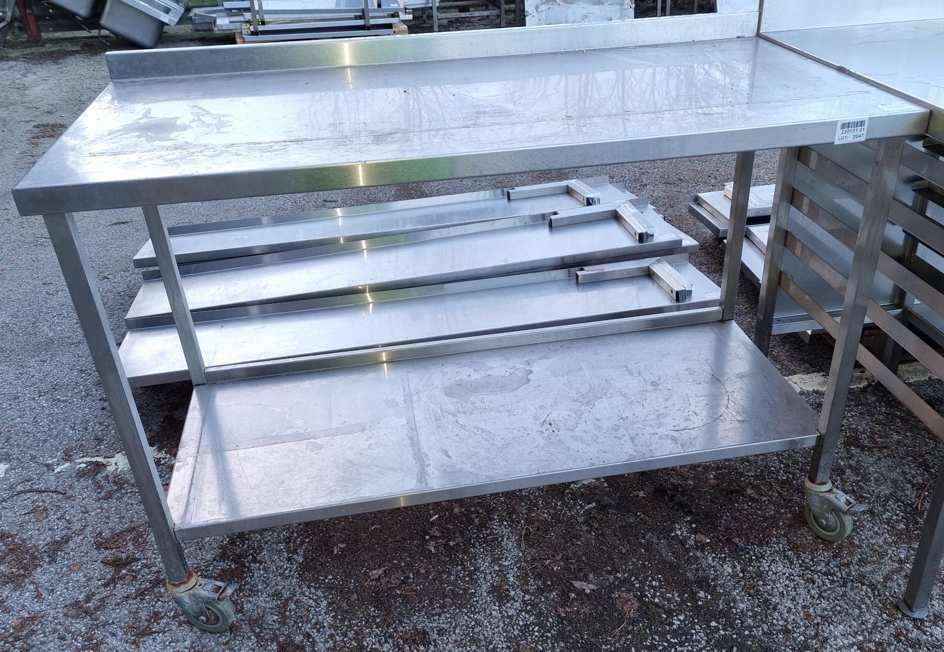 Stainless steel table with bottom shelf and upstand on castors - dimensions: 135x65x95cm - Bild 2 aus 2