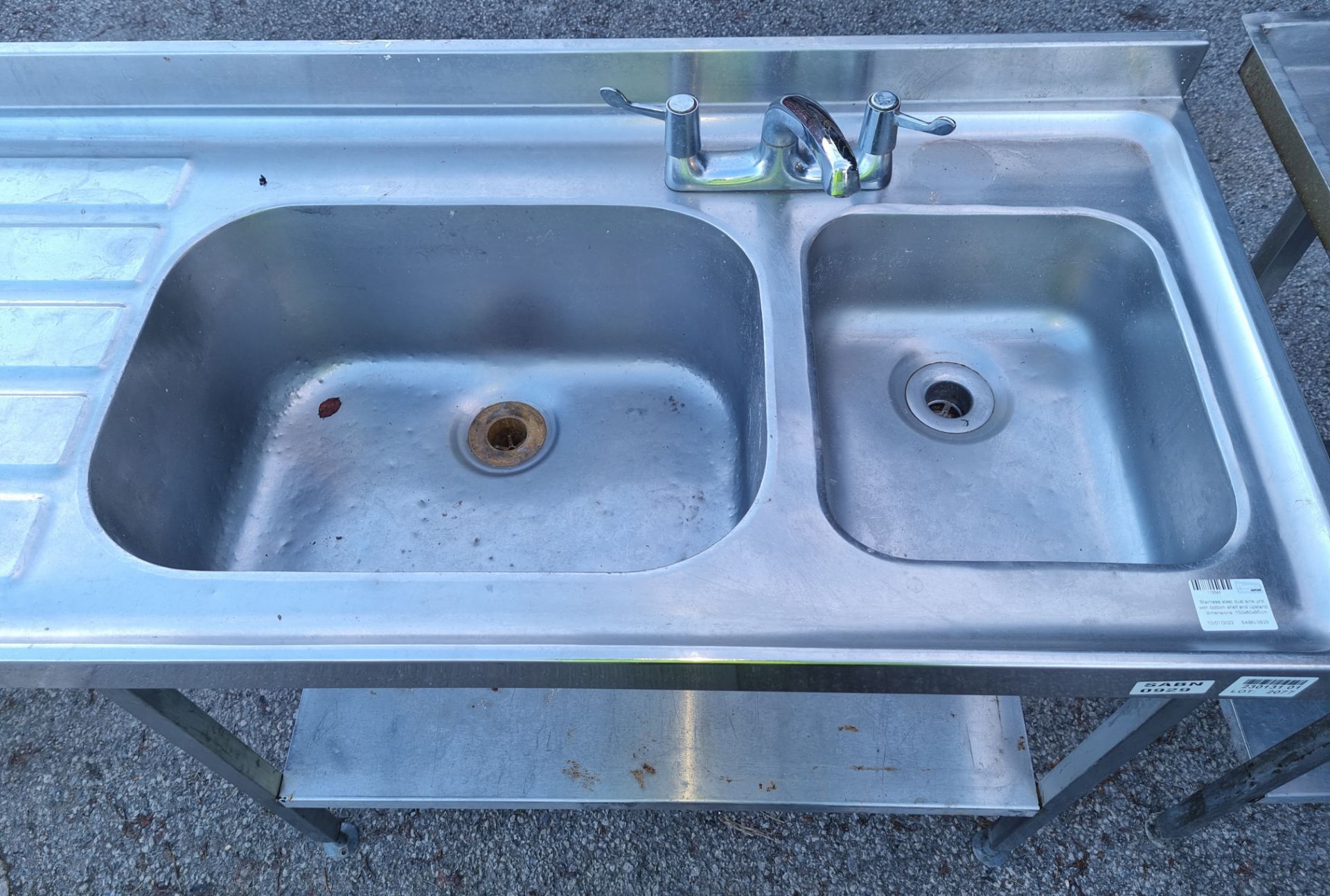 Stainless steel dual sink unit with bottom shelf and upstand - dimensions: 150x60x95cm - Image 2 of 2