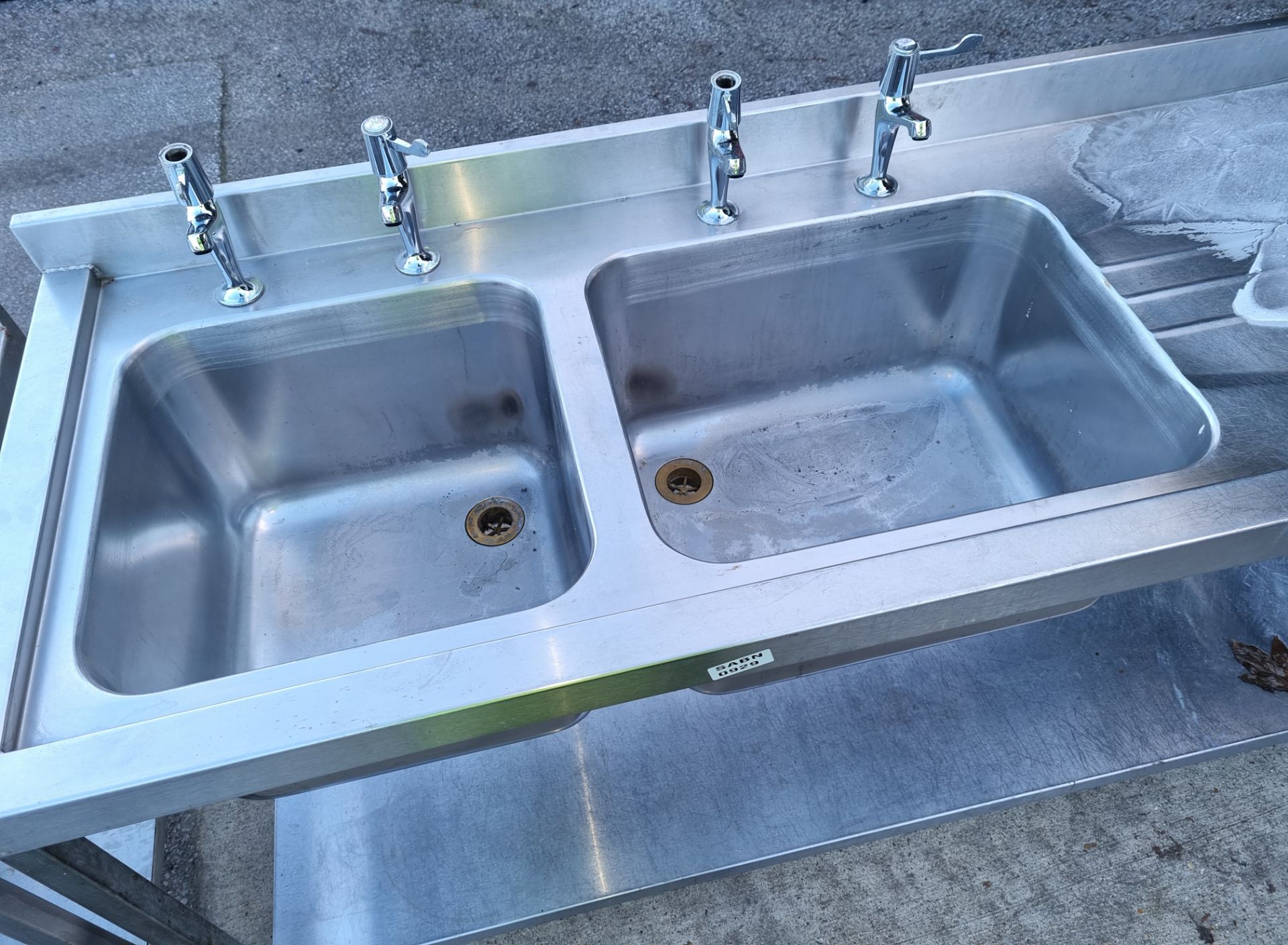 Stainless steel dual sink unit with bottom shelf and upstand - dimensions: 180x60x90cm - Image 2 of 2