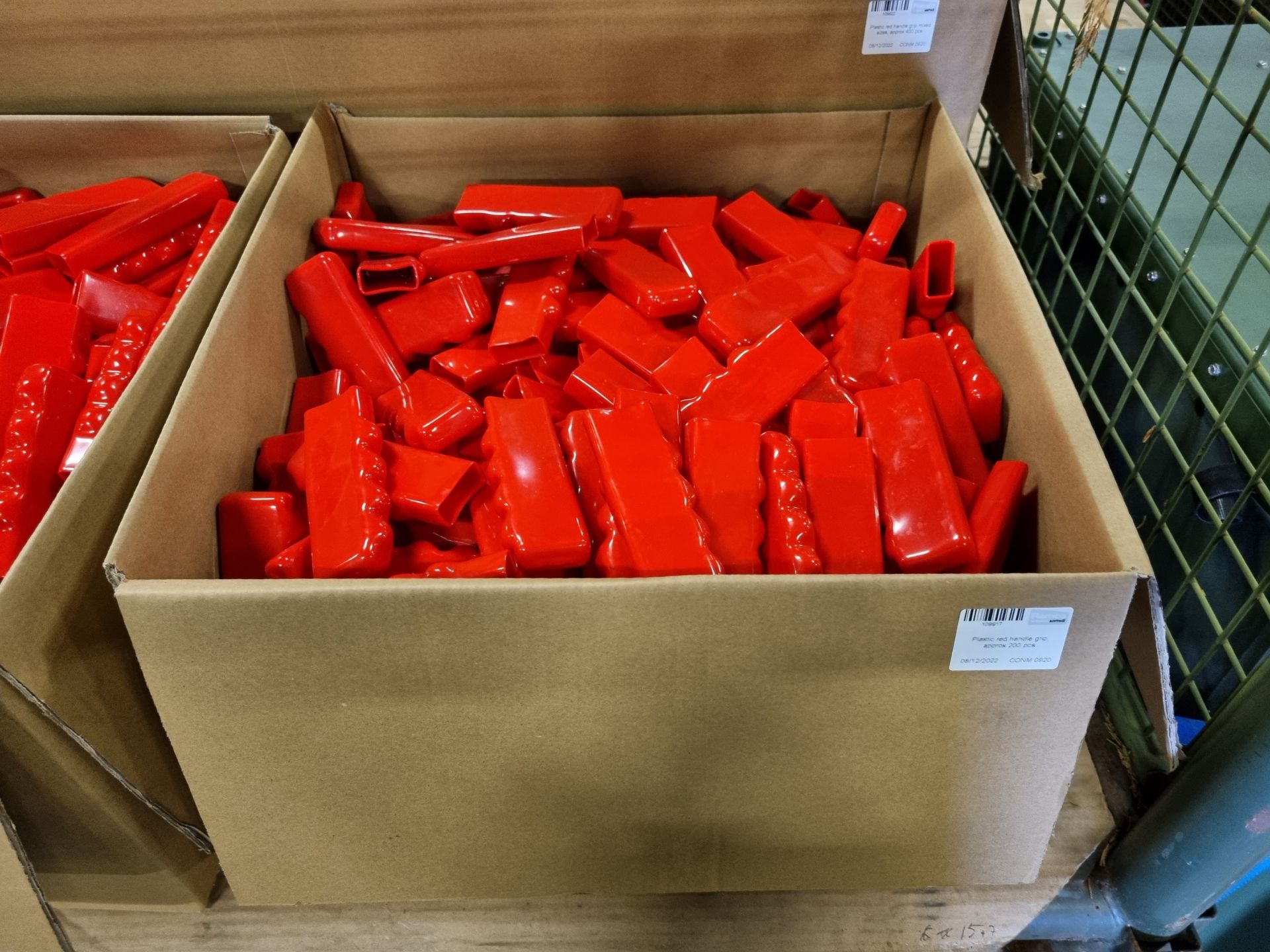 2x boxes of red plastic handle grips approx. 200 pcs per box, Plastic red handle grip mixed sizes - Image 2 of 5