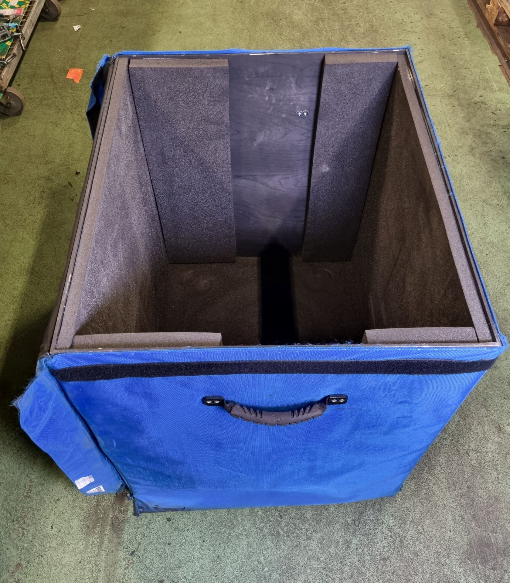 Blue padded wheelie case - 70x80x80cm - Image 2 of 3