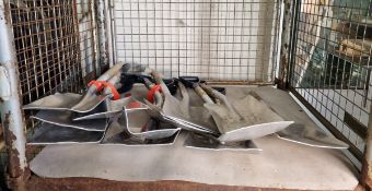 12x Metal shovels - dented and damaged
