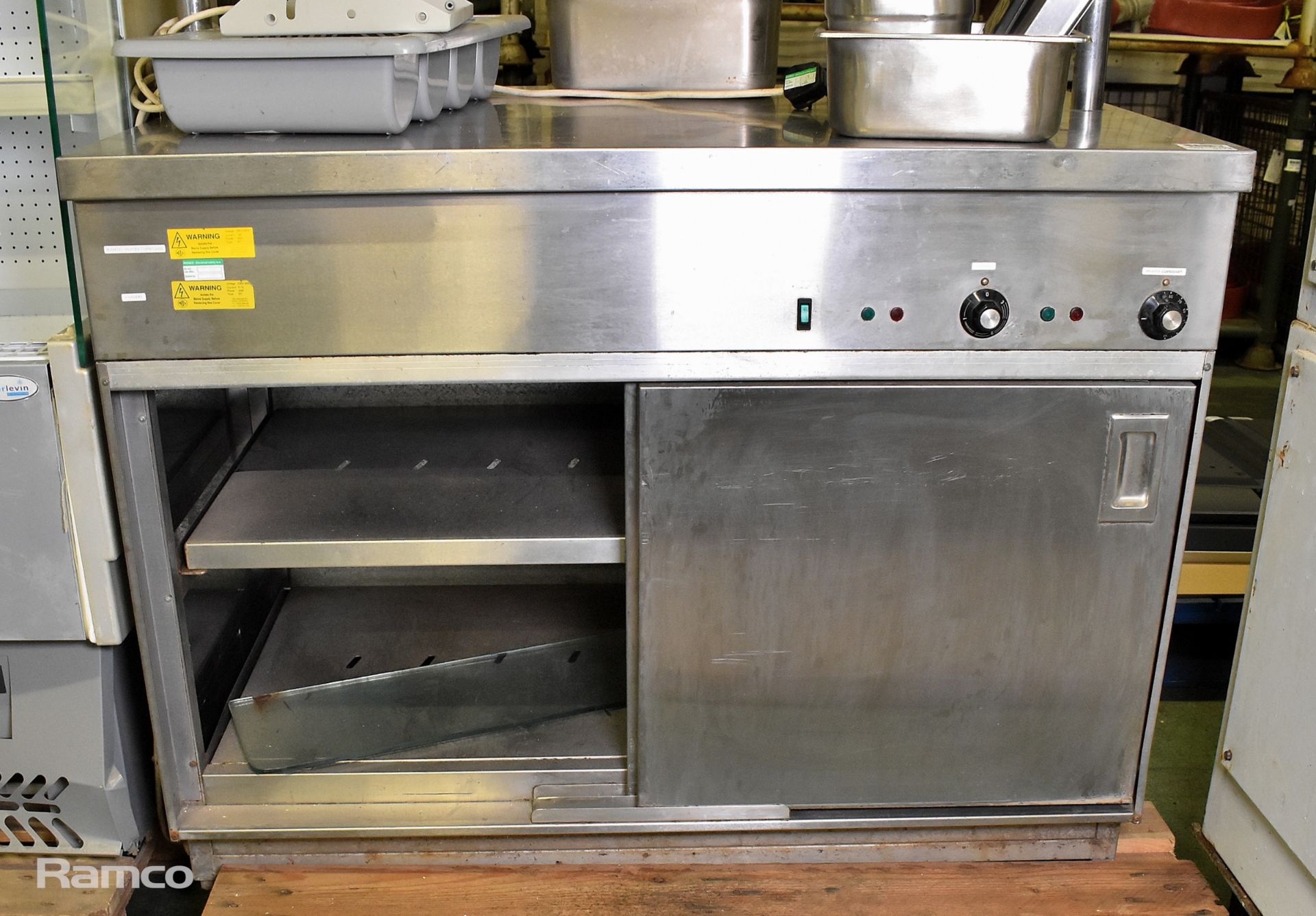 Serving / carvery unit with heated cupboard, double sliding doors and heated gantry - Image 6 of 6