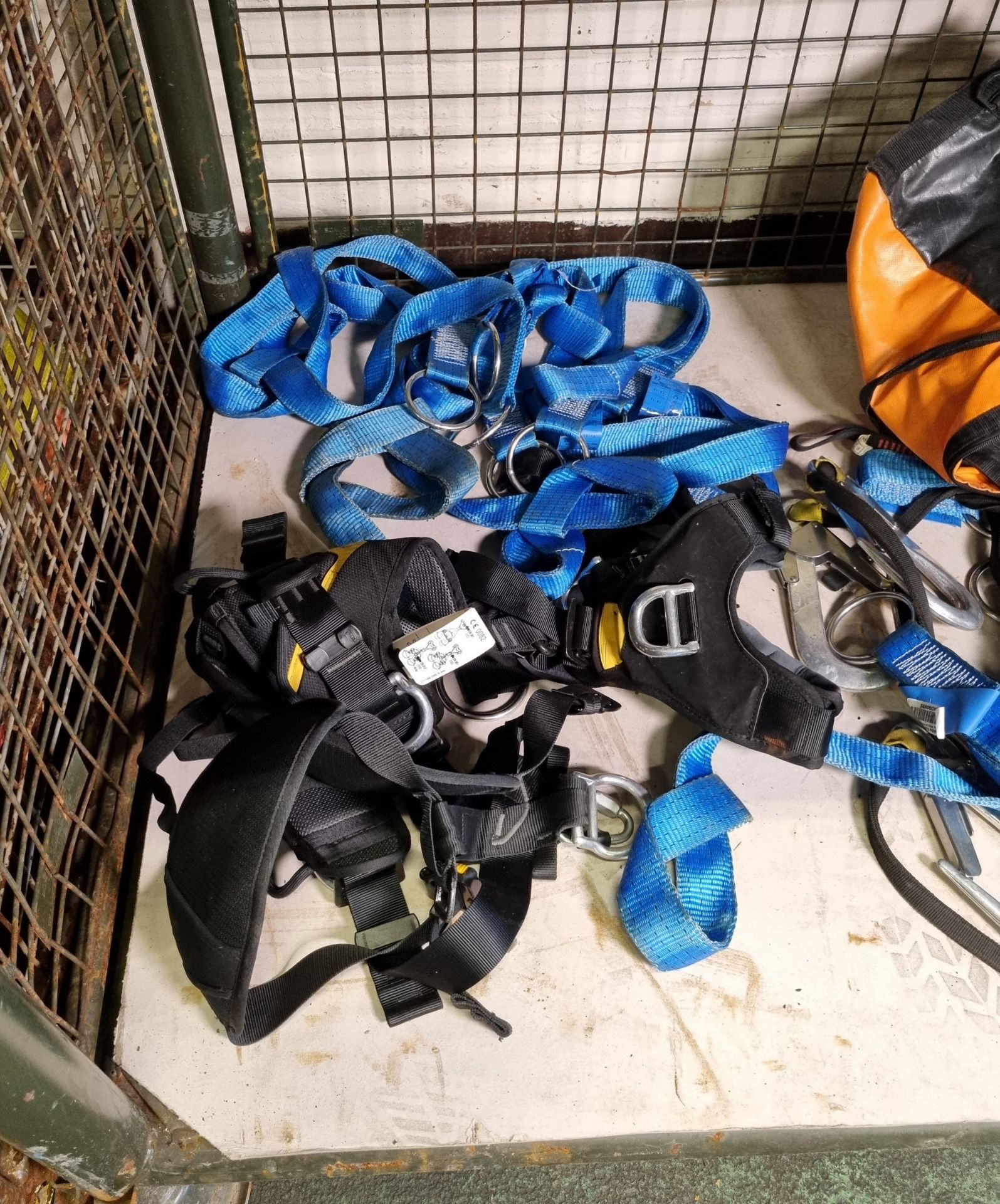 Survival & Rescue Climbing Equipment - boat grab bag, harnesses, animal rescue hobbles - Bild 2 aus 4