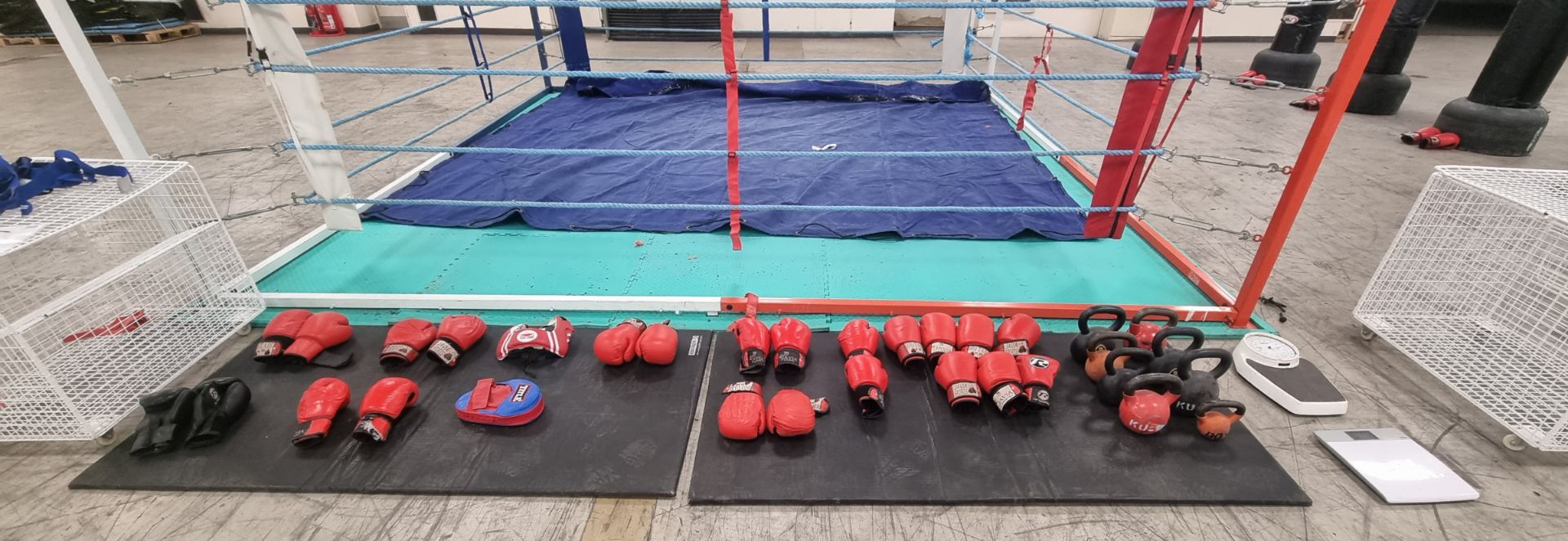Boxing ring assembly and training kit including - 480x480x210cm frame (nuts and bolts not included) - Bild 2 aus 14