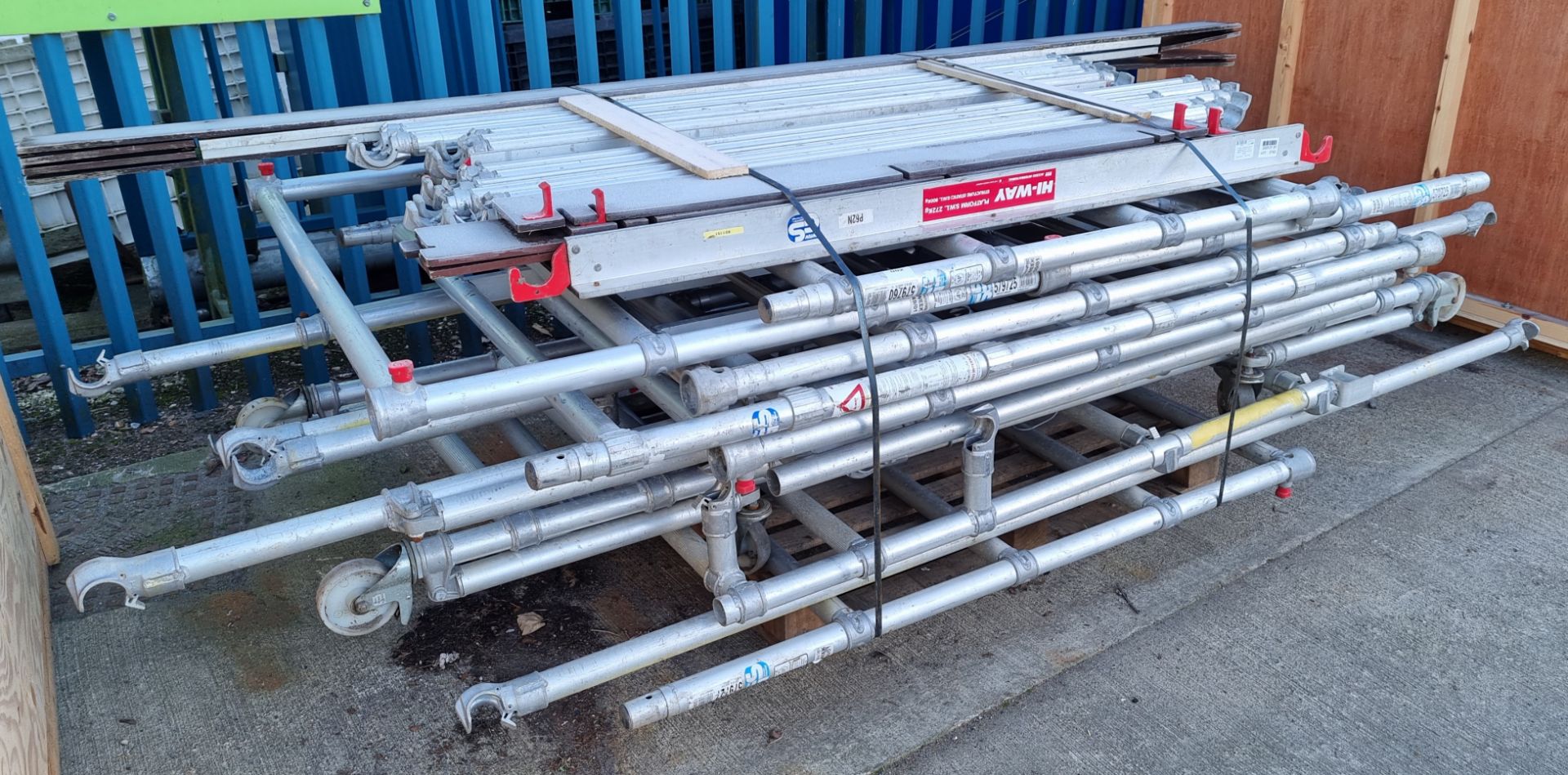 Hi-Way mobile aluminium scaffolding tower assembly - S.W.L. platform: 272kg, structure: 900kg - Image 2 of 3