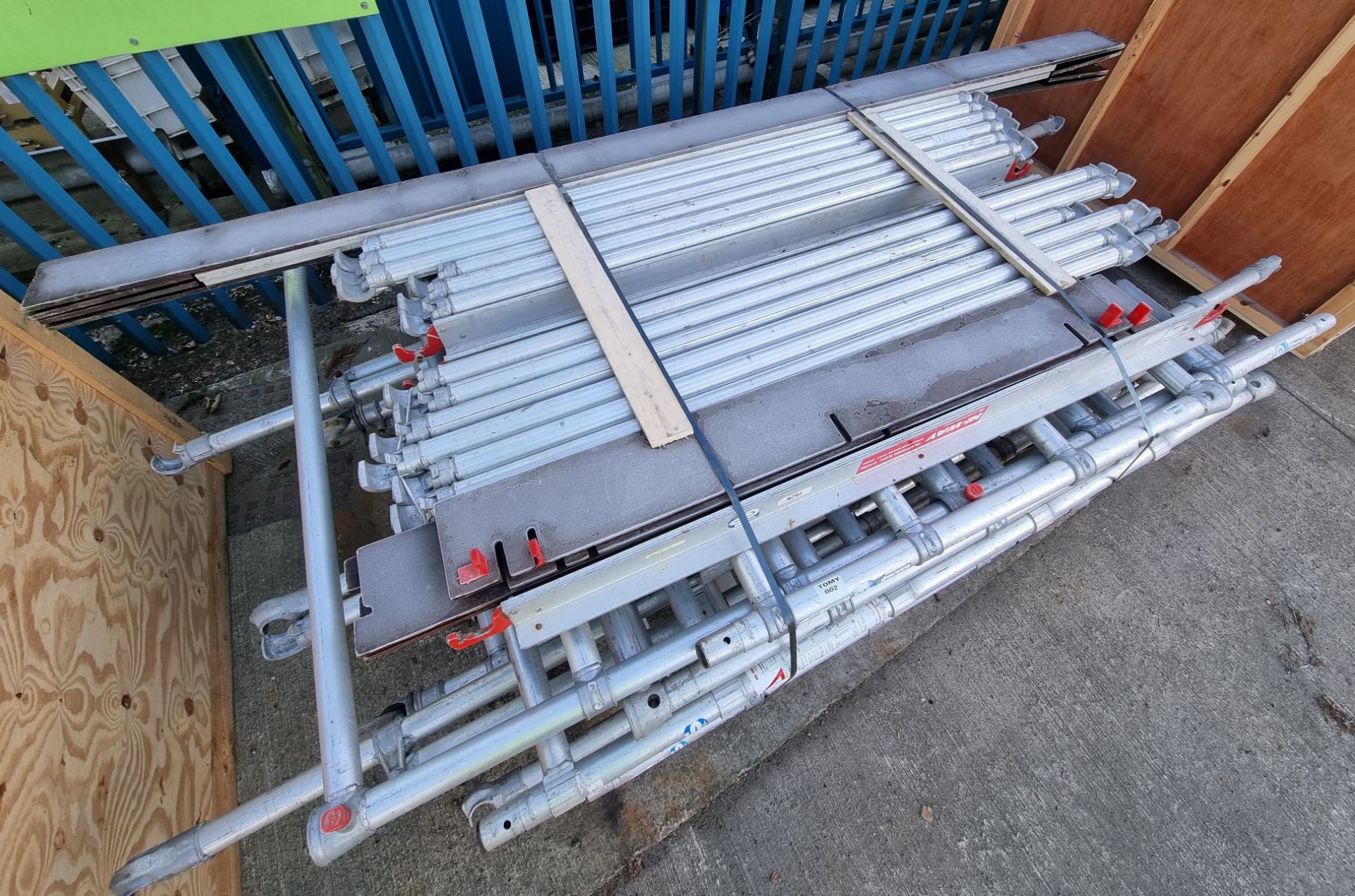 Hi-Way mobile aluminium scaffolding tower assembly - S.W.L. platform: 272kg, structure: 900kg - Image 3 of 3