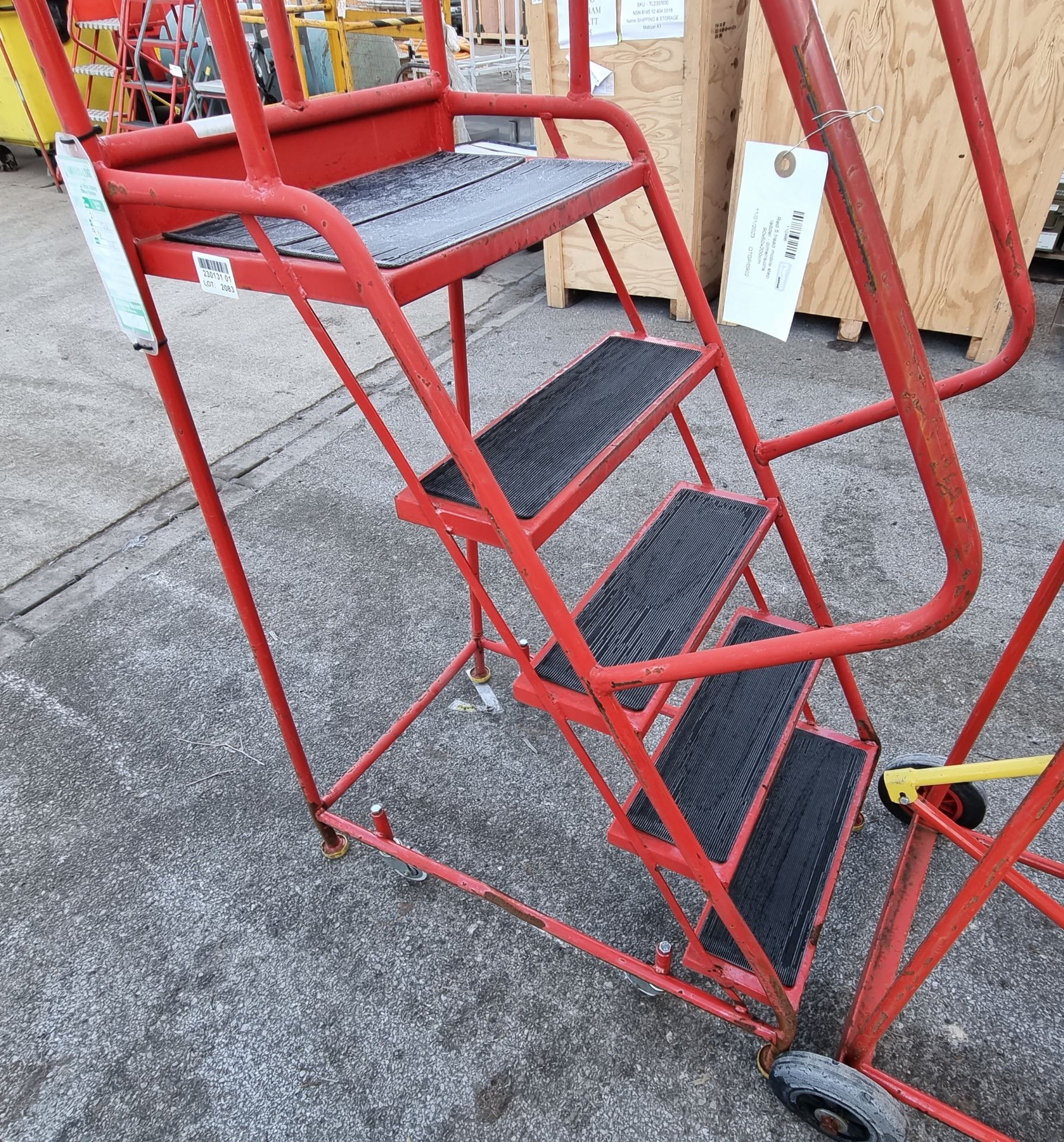 Red 5 tread mobile step ladder - dimensions: 90x60x200cm - Image 2 of 2