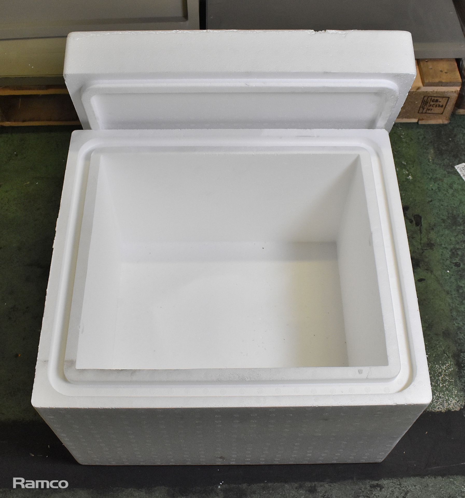 2x Pallets of polystyrene type containers with lids at 55x49x40cm - 8 containers per pallet - Image 4 of 5