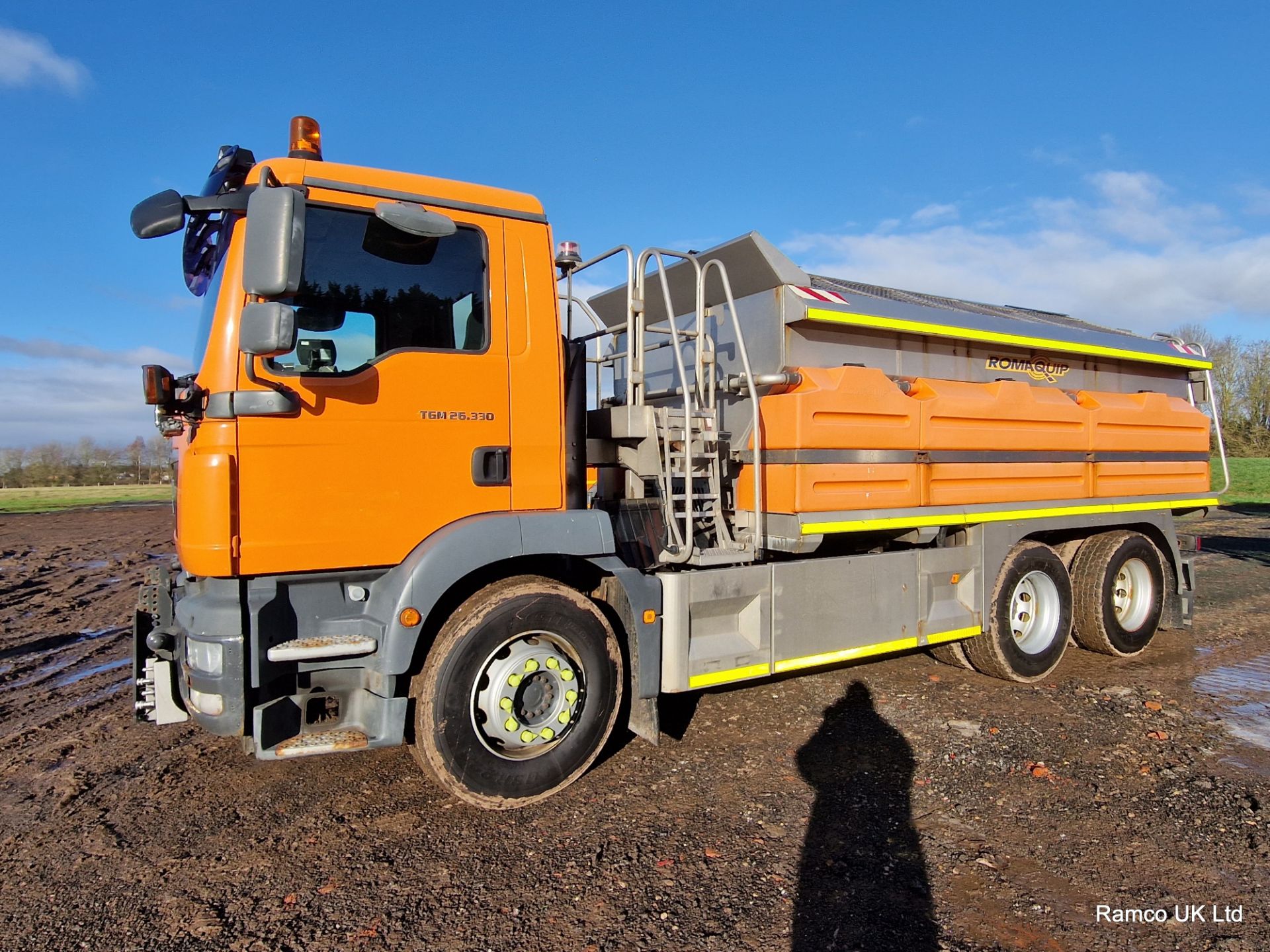 2009 (reg GN09 OUY) MAN TGM 26.330 6x4 with Romaquip wet gritter mount. - Image 2 of 15