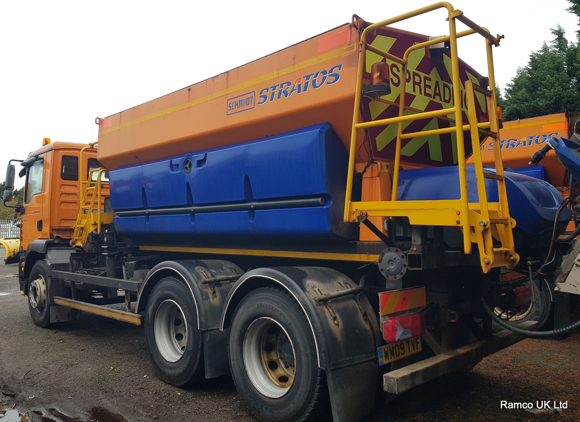 2009 (reg WM09 TVF) MAN TGM 26.330 6x4 with Schmidt Stratos 9m3 pre-wet gritter mount. - Image 7 of 14