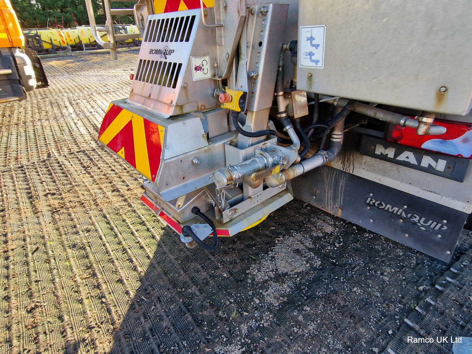 2009 (reg GN09 OUY) MAN TGM 26.330 6x4 with Romaquip wet gritter mount. - Image 8 of 15