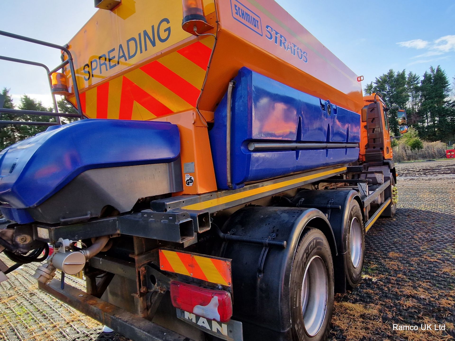 2009 (reg WM09 TUV) MAN TGM 26.330 6x4 with Schmidt Stratos 9m3 pre-wet gritter mount. - Image 9 of 16