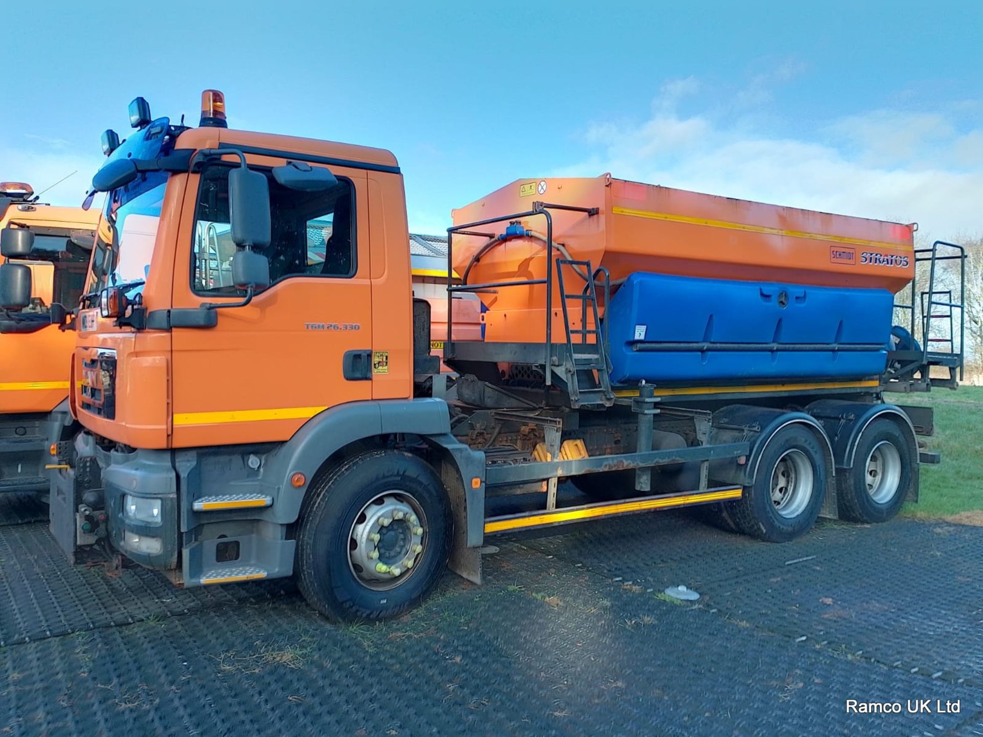 2009 (reg WM09 EBP) MAN TGM 26.330 6x4 with Schmidt Stratos 9m3 pre-wet gritter mount. - Image 2 of 7