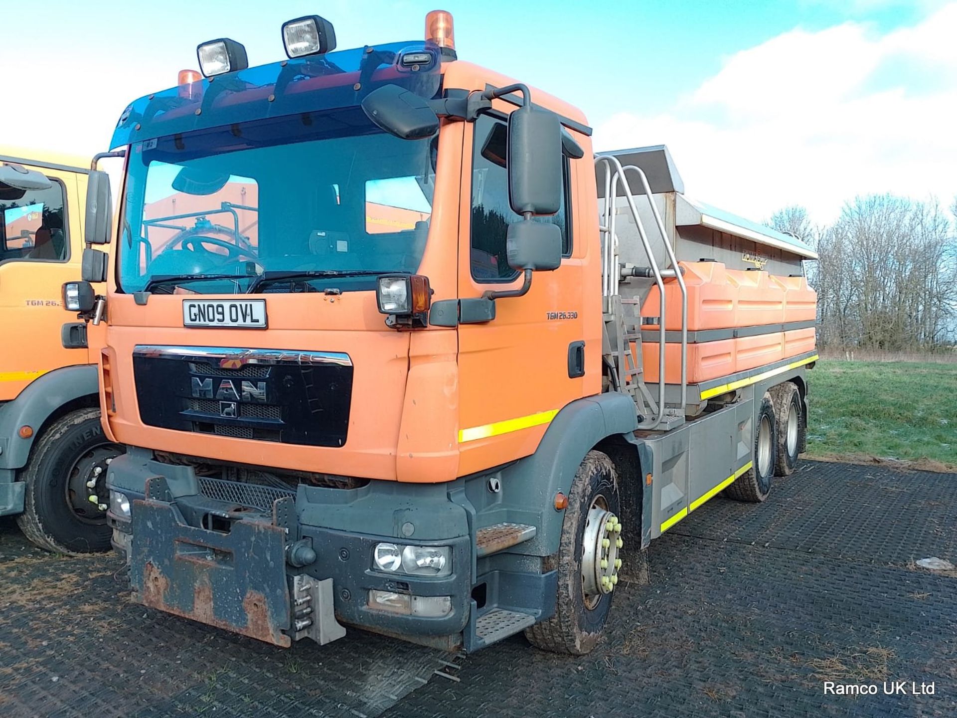 2009 (reg GN09 OVL) MAN TGM 26.330 6x4 with Romaquip wet gritter mount. - Image 2 of 12