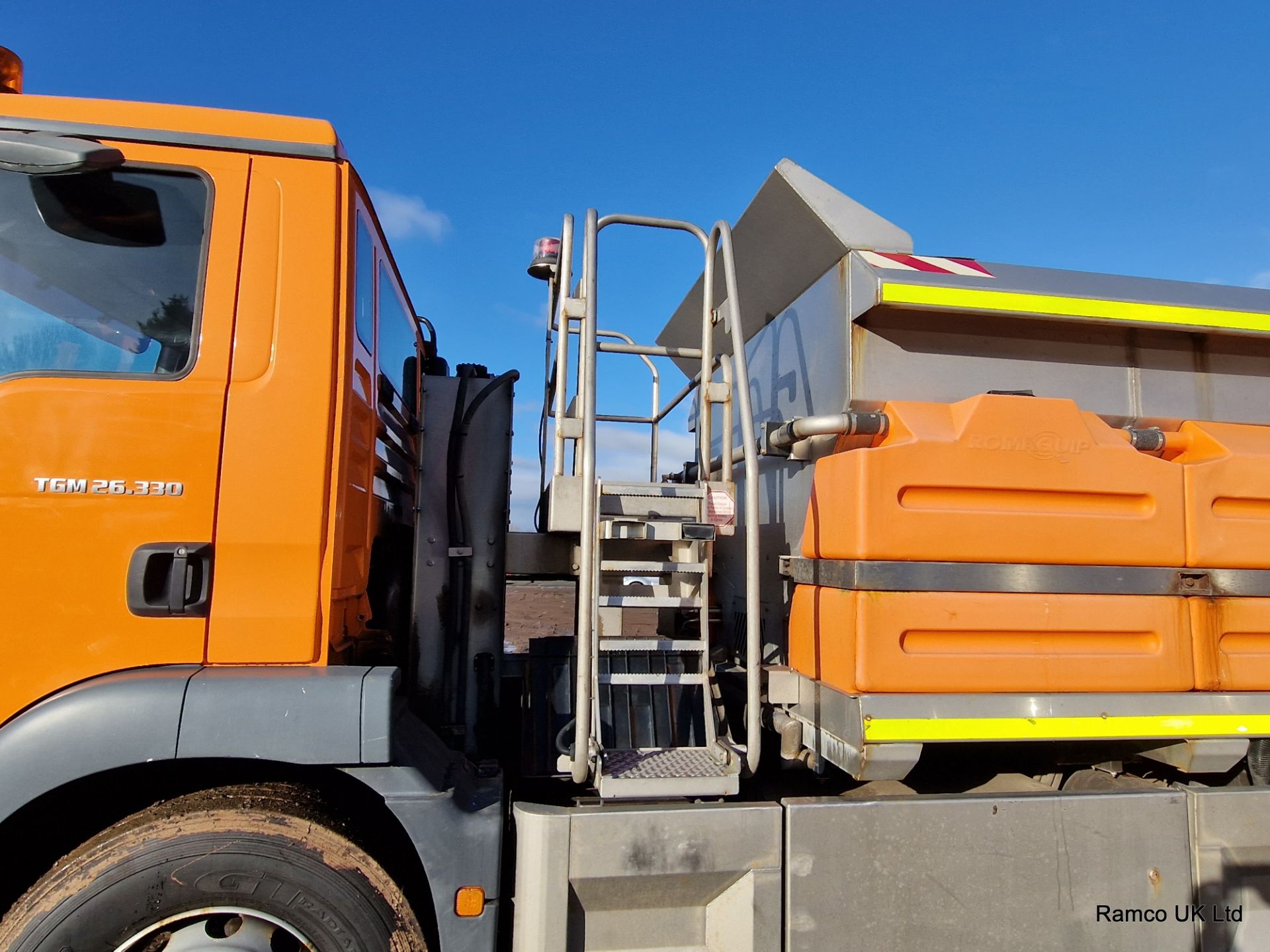 2009 (reg GN09 OUY) MAN TGM 26.330 6x4 with Romaquip wet gritter mount. - Image 3 of 15