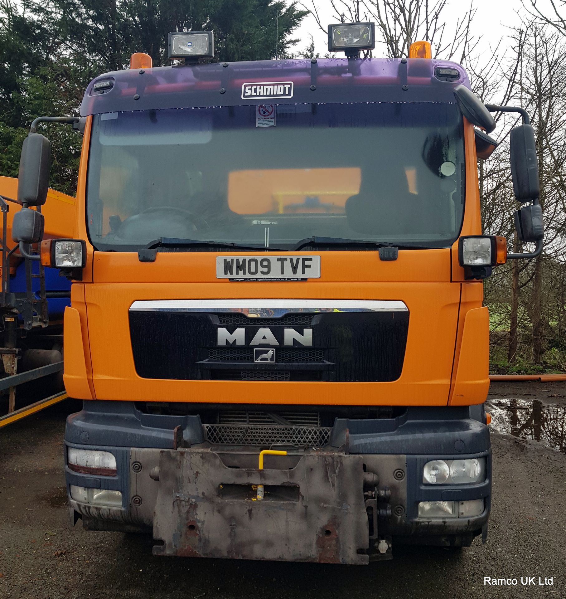 2009 (reg WM09 TVF) MAN TGM 26.330 6x4 with Schmidt Stratos 9m3 pre-wet gritter mount. - Image 2 of 14