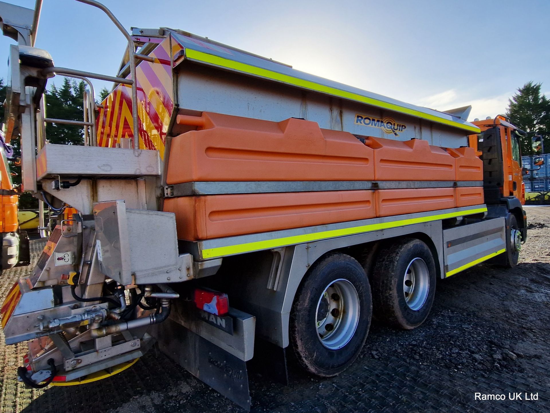 2009 (reg GN09 OUY) MAN TGM 26.330 6x4 with Romaquip wet gritter mount. - Image 9 of 15