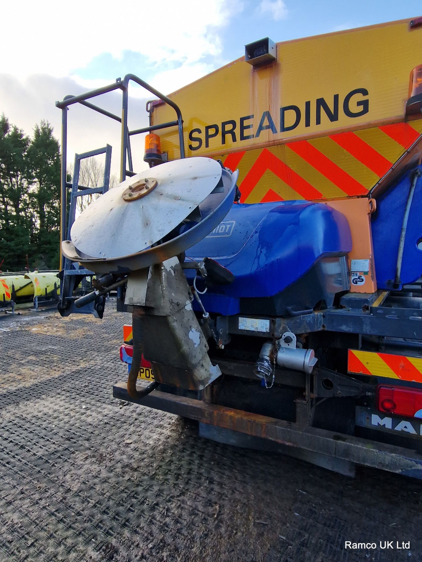 2009 (reg WP09 ULT) MAN TGM 26.330 6x4 with Schmidt Stratos 9m3 pre-wet gritter mount. - Image 7 of 14