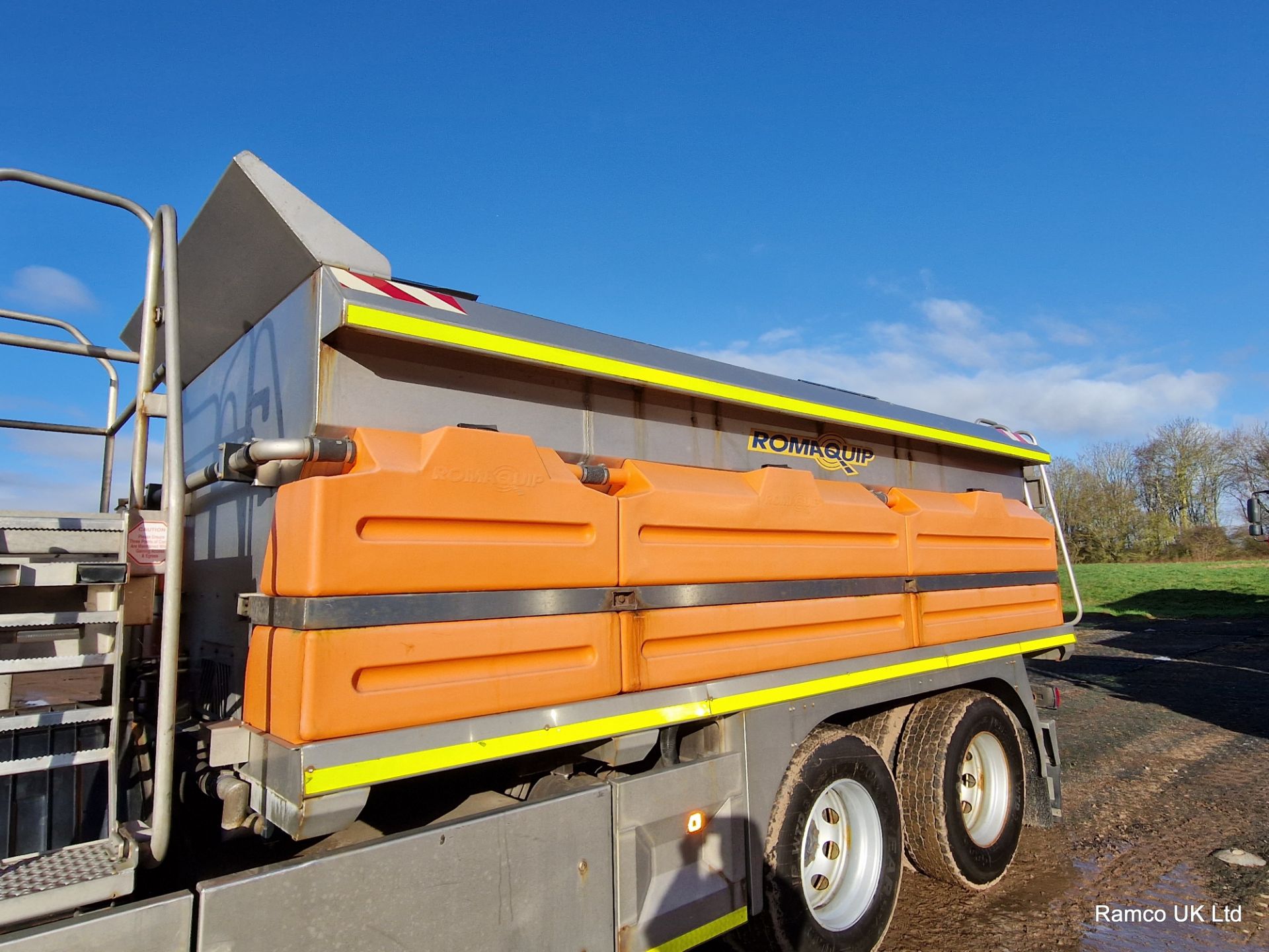 2009 (reg GN09 OUY) MAN TGM 26.330 6x4 with Romaquip wet gritter mount. - Image 4 of 15