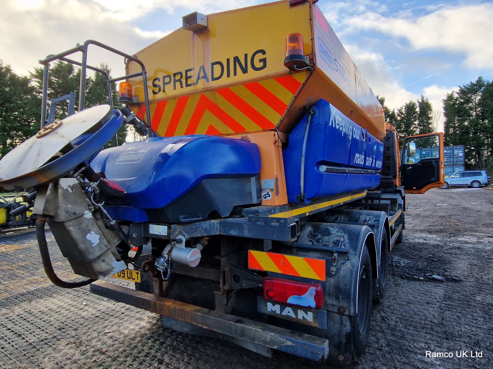 2009 (reg WP09 ULT) MAN TGM 26.330 6x4 with Schmidt Stratos 9m3 pre-wet gritter mount. - Image 8 of 14