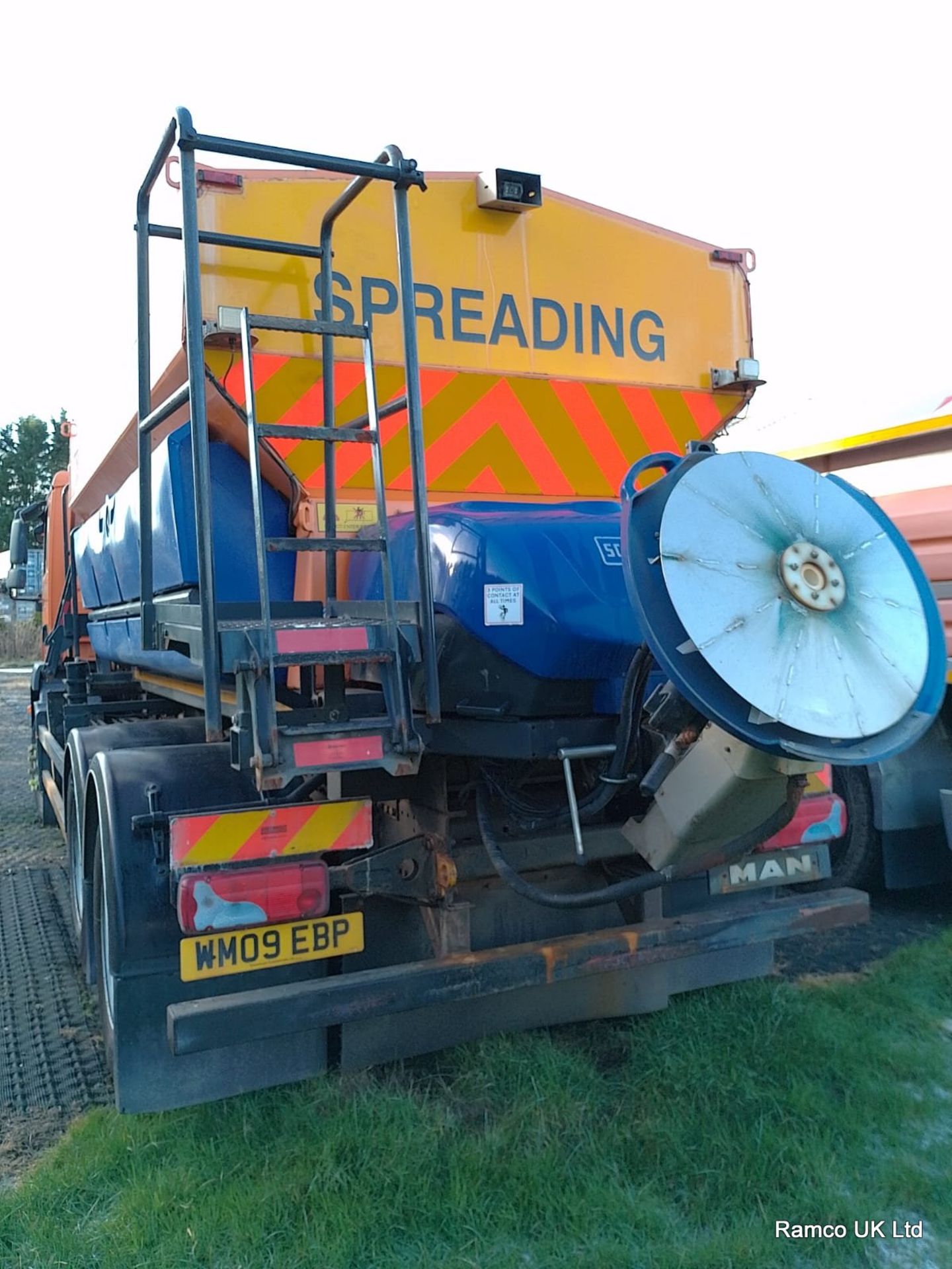 2009 (reg WM09 EBP) MAN TGM 26.330 6x4 with Schmidt Stratos 9m3 pre-wet gritter mount. - Image 4 of 7