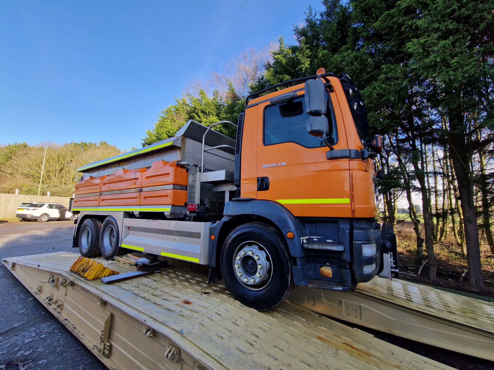 2009 (reg GN09 OUU) MAN TGM 26.330 6x4 with Romaquip wet gritter mount. - Image 2 of 14