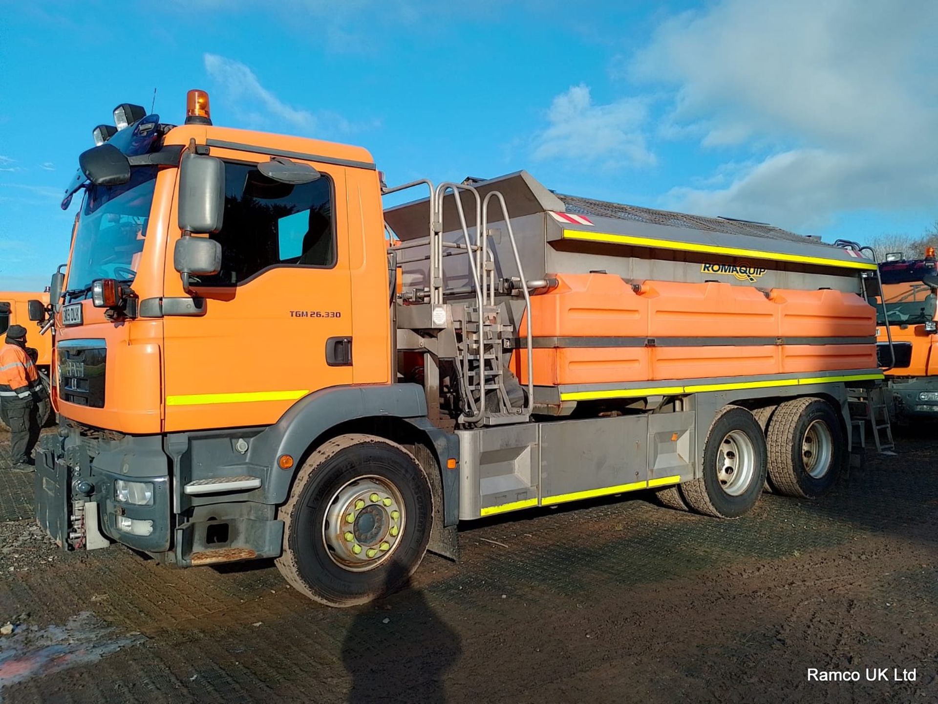 2009 (reg GN09 OUX) MAN TGM 26.330 6x4 with Romaquip wet gritter mount. - Image 2 of 11