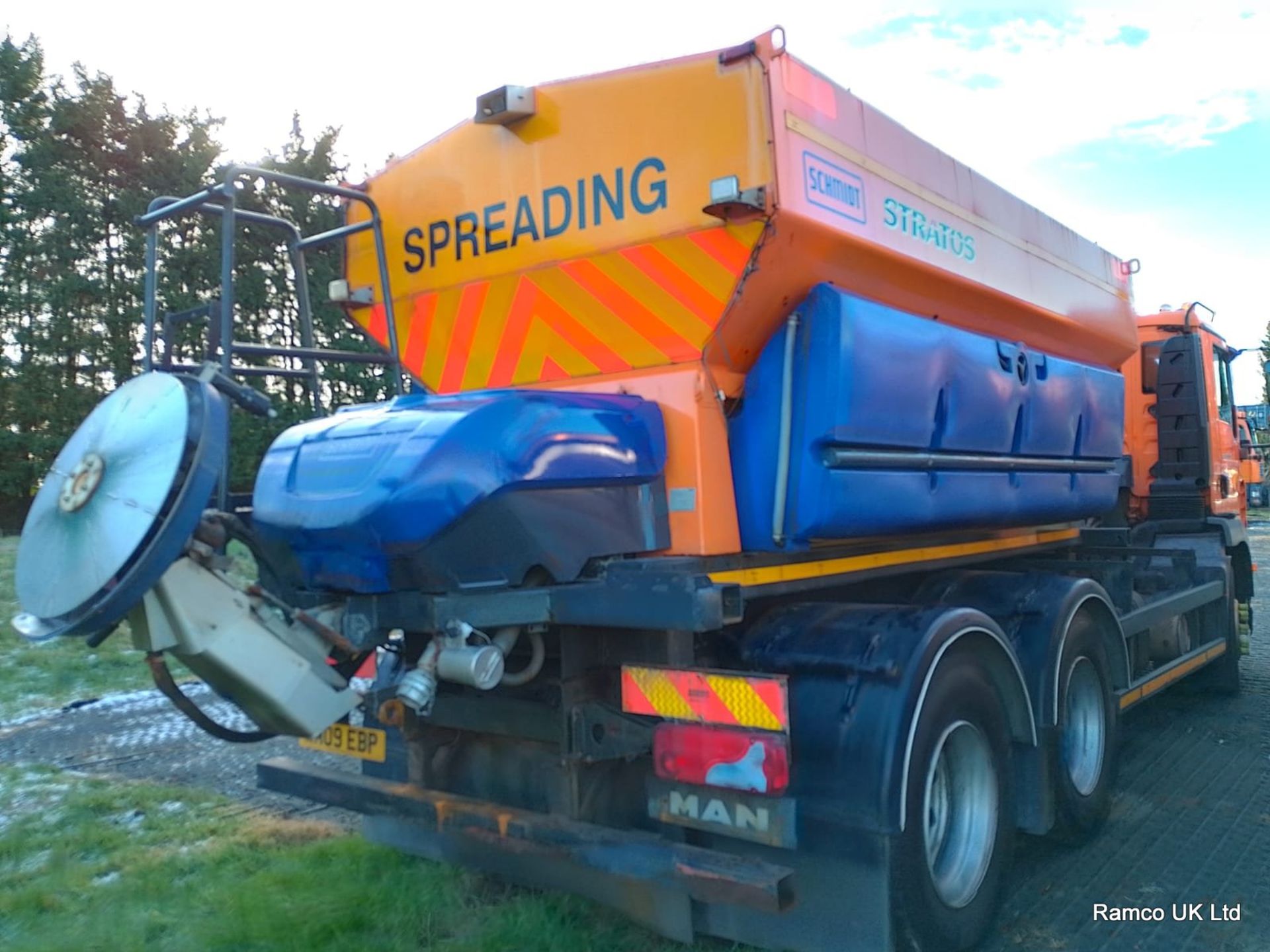 2009 (reg WM09 EBP) MAN TGM 26.330 6x4 with Schmidt Stratos 9m3 pre-wet gritter mount. - Image 5 of 7