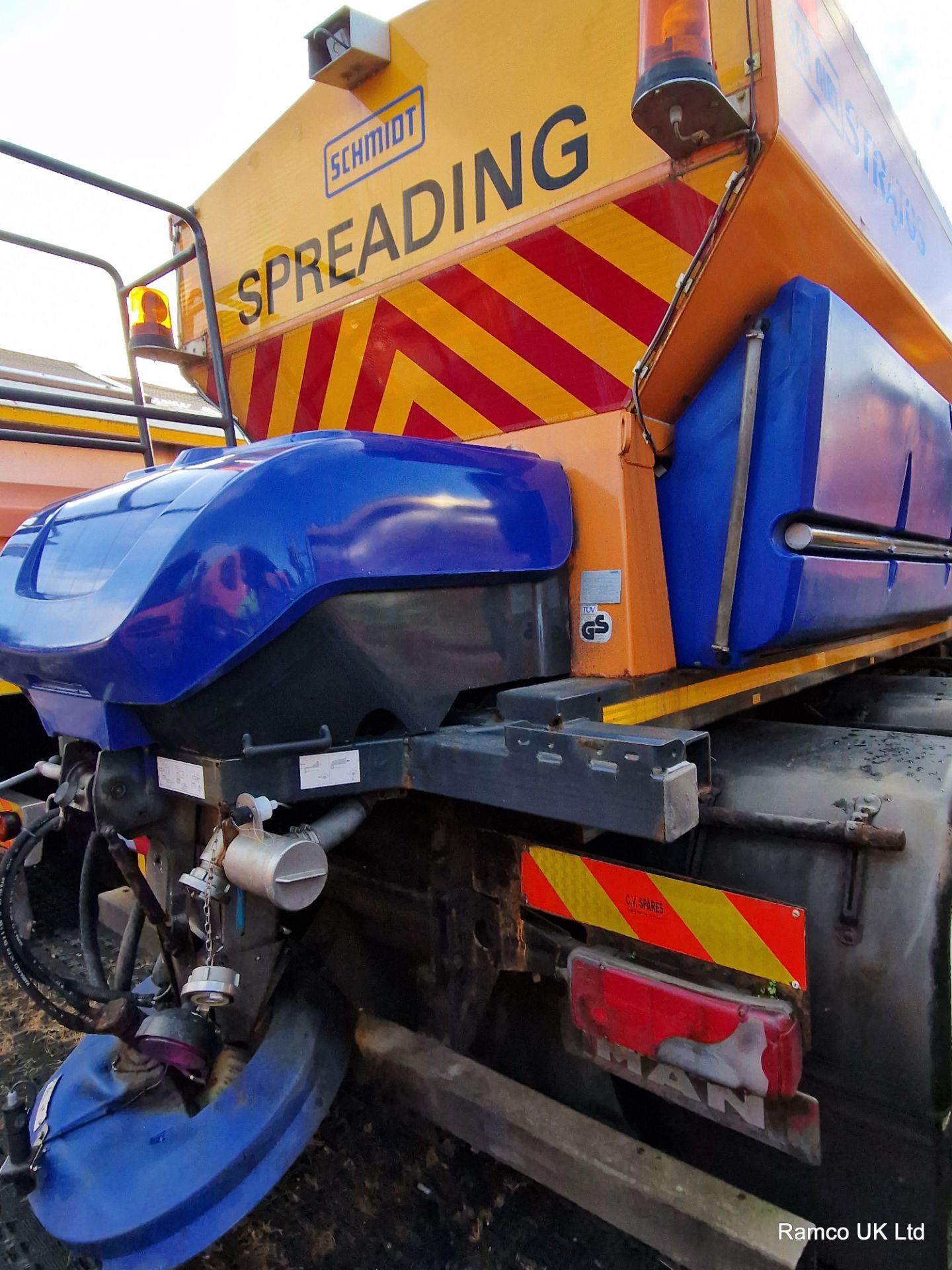 2008 (reg WX08 VPW) MAN TGM 26.330 6x4 with Schmidt Stratos 9m3 pre-wet gritter mount. - Image 8 of 16