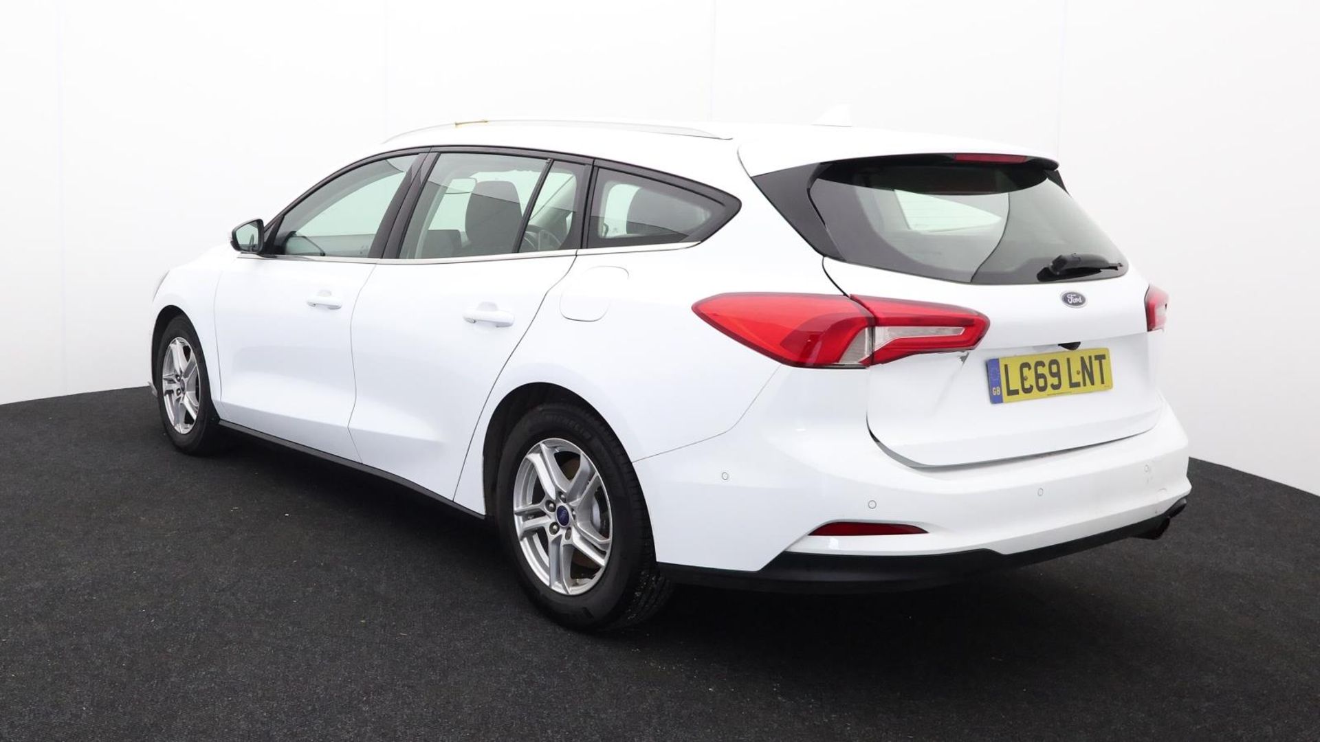 LC69 LNT - 2019 Ford Focus ZETEC Estate - Image 9 of 40