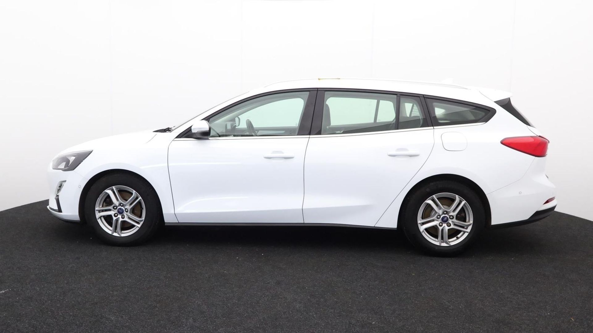 LC69 LNT - 2019 Ford Focus ZETEC Estate - Image 10 of 40