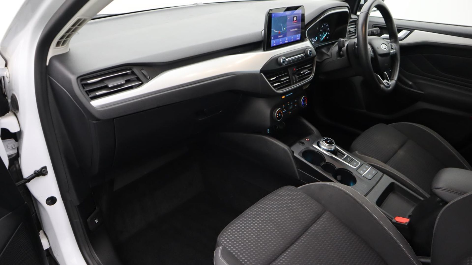 LC69 LNT - 2019 Ford Focus ZETEC Estate - Image 24 of 40