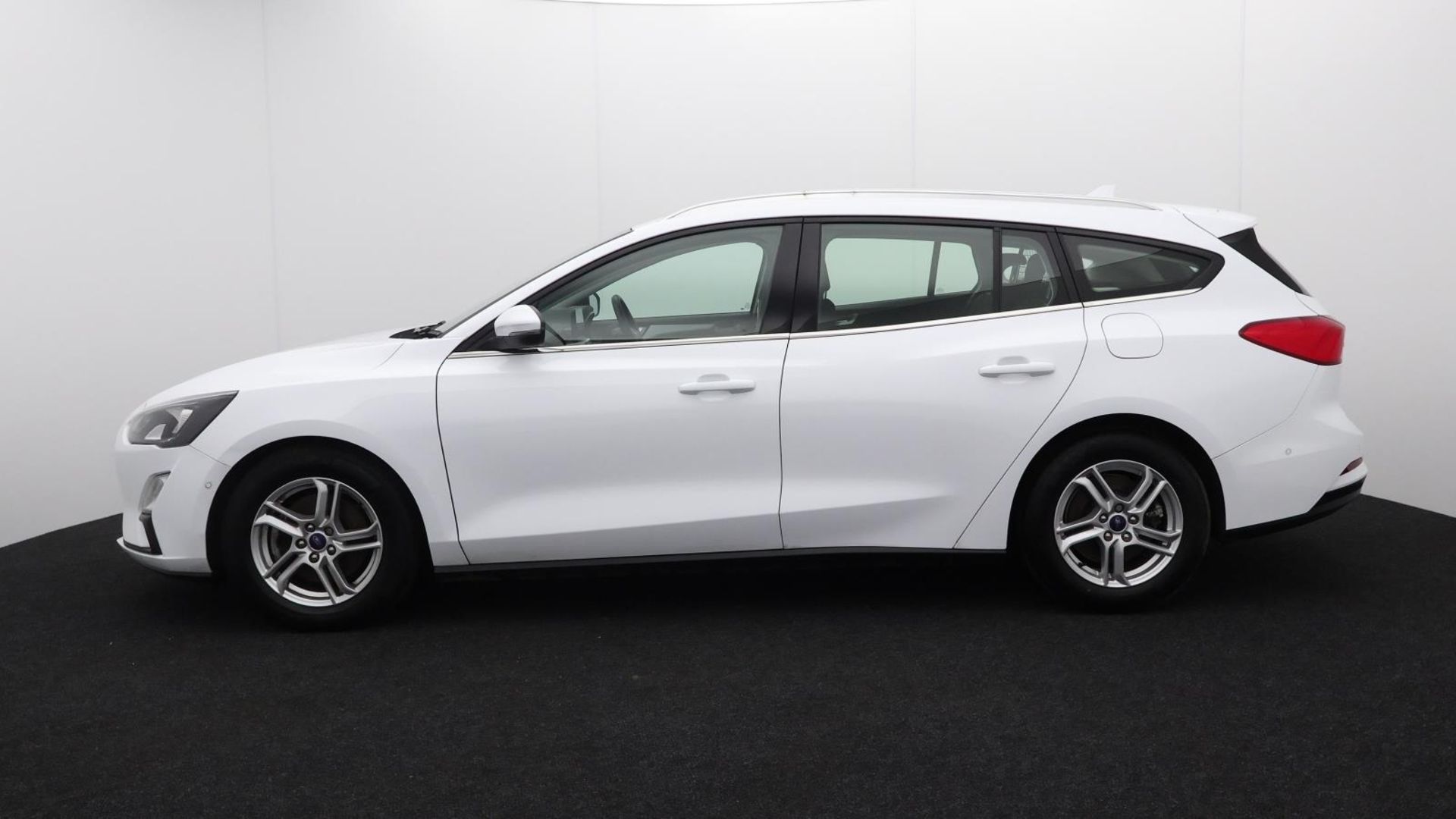 LG69 YZV - 2019 Ford Focus ZETEC Estate - Image 10 of 44