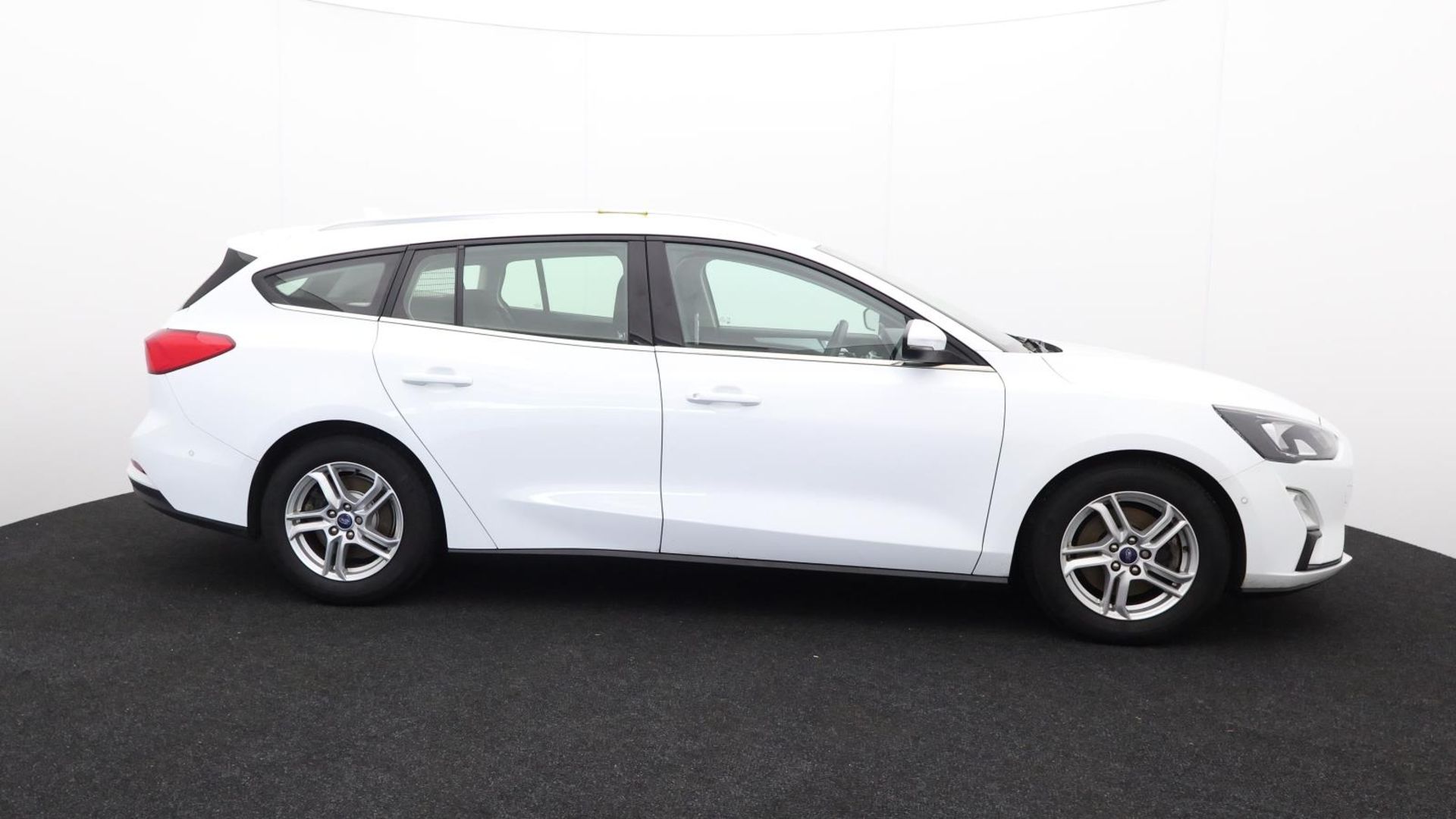 LC69 LNT - 2019 Ford Focus ZETEC Estate - Image 6 of 40