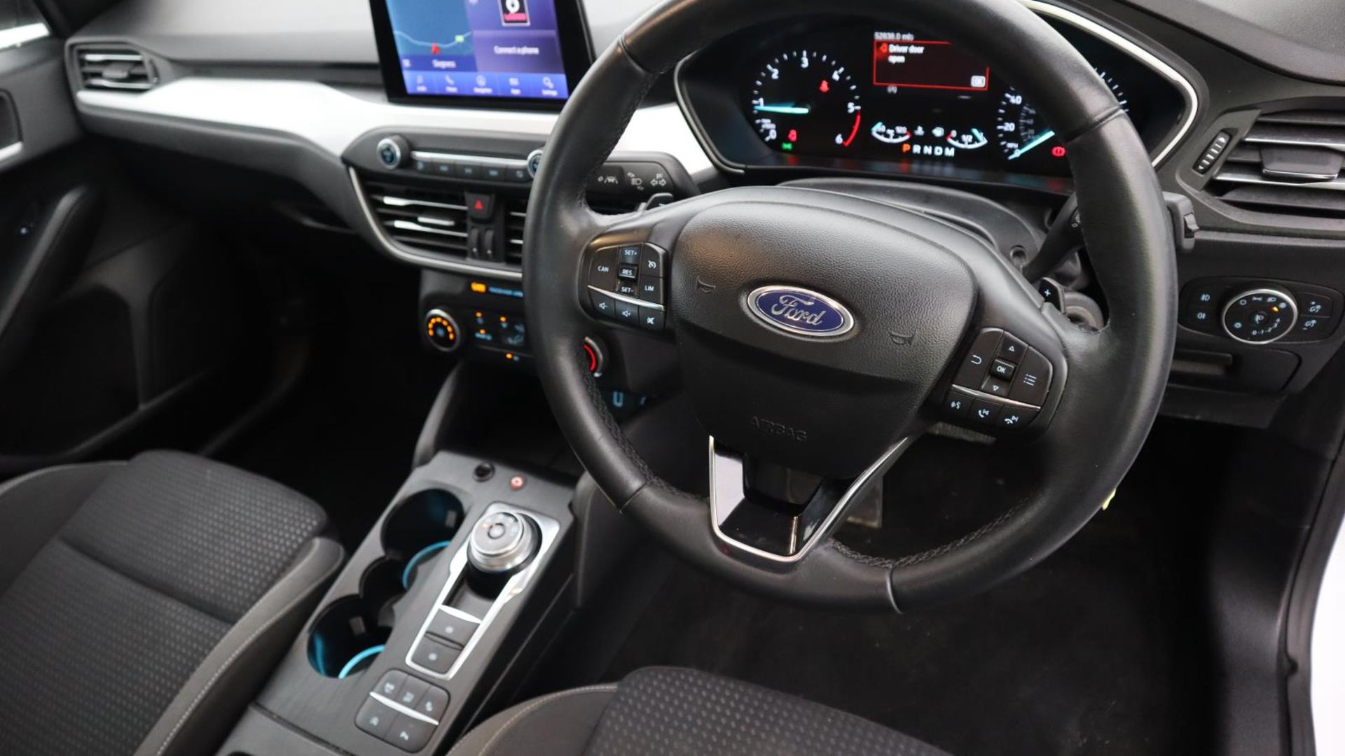 LC69 LNT - 2019 Ford Focus ZETEC Estate - Image 13 of 40