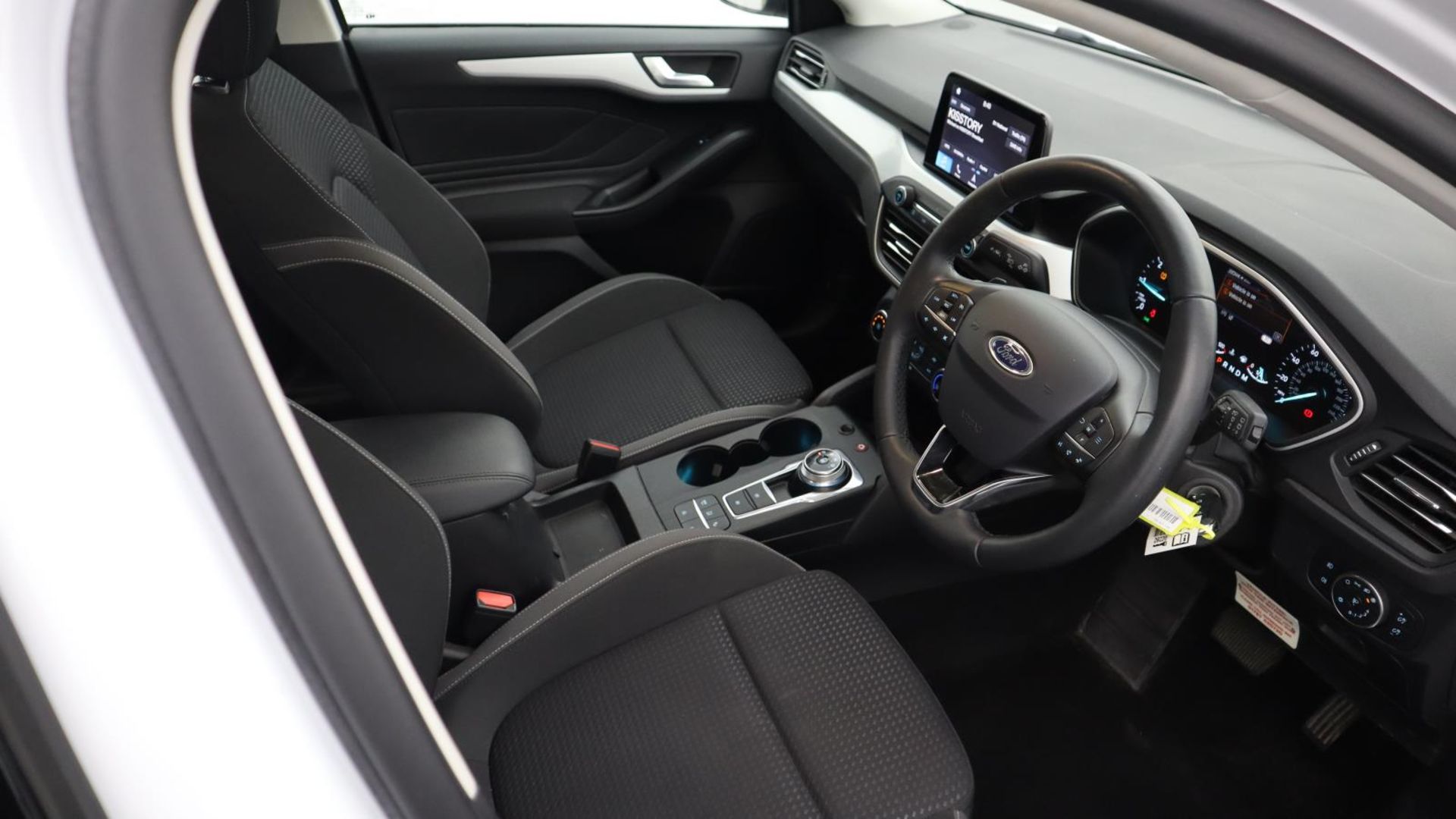 LG69 YZV - 2019 Ford Focus ZETEC Estate - Image 13 of 44