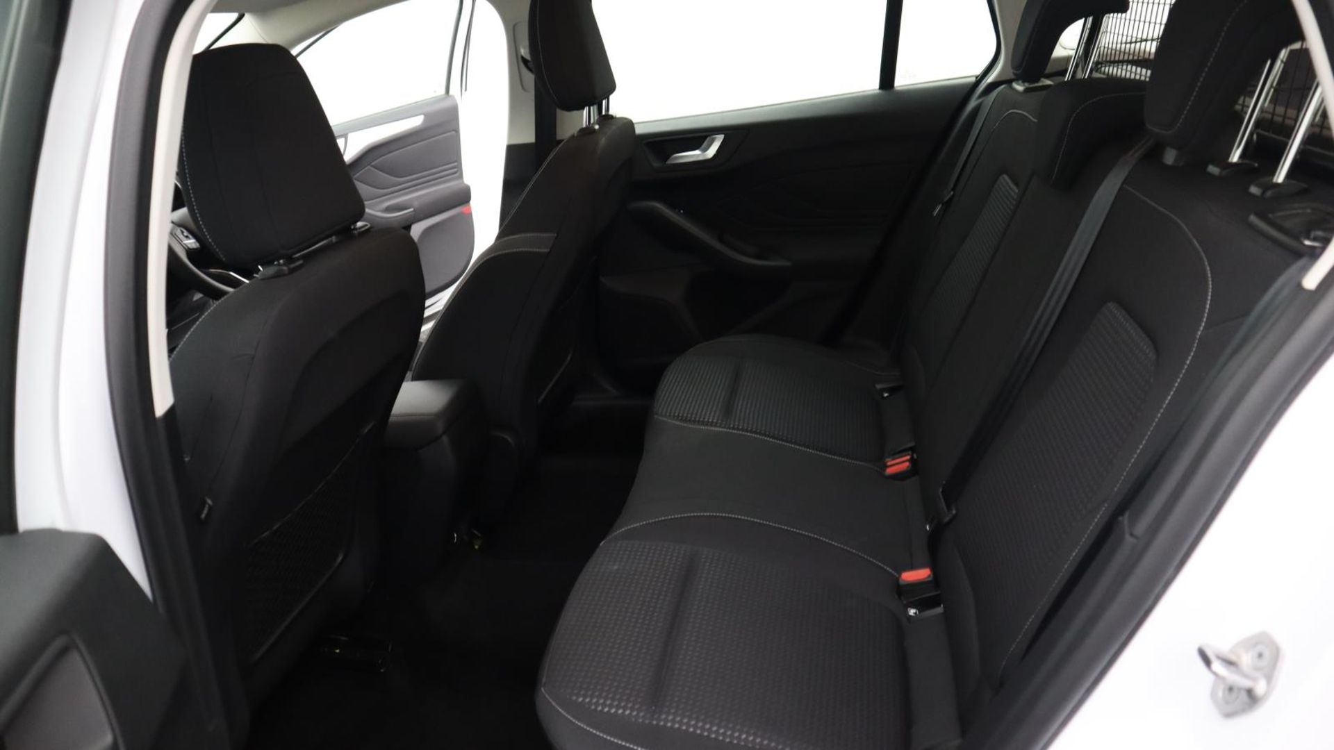 LG69 YZV - 2019 Ford Focus ZETEC Estate - Image 25 of 44