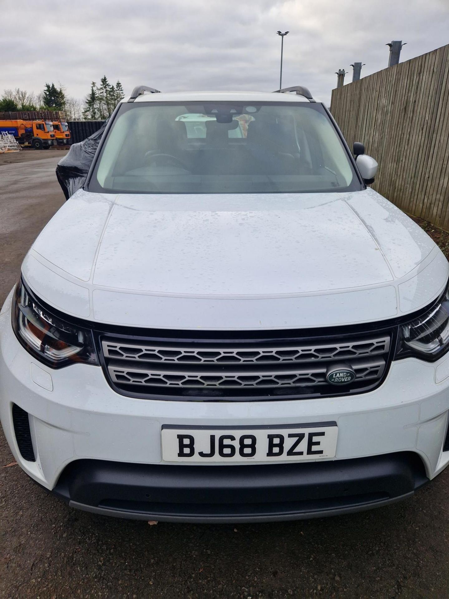 BJ68 BZE - 2018 Land Rover Discovery 5 SDV6 3.0 DSE - Image 3 of 18