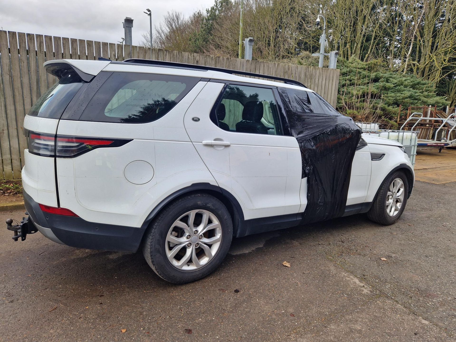 BJ68 BZE - 2018 Land Rover Discovery 5 SDV6 3.0 DSE - Image 2 of 18