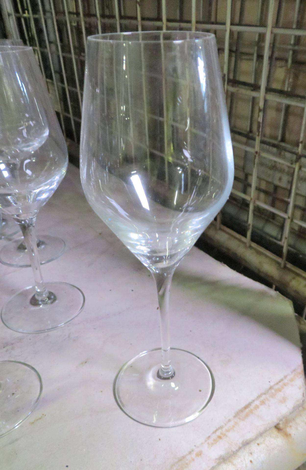 Wine glasses of multiple shapes and sizes - Bild 2 aus 3