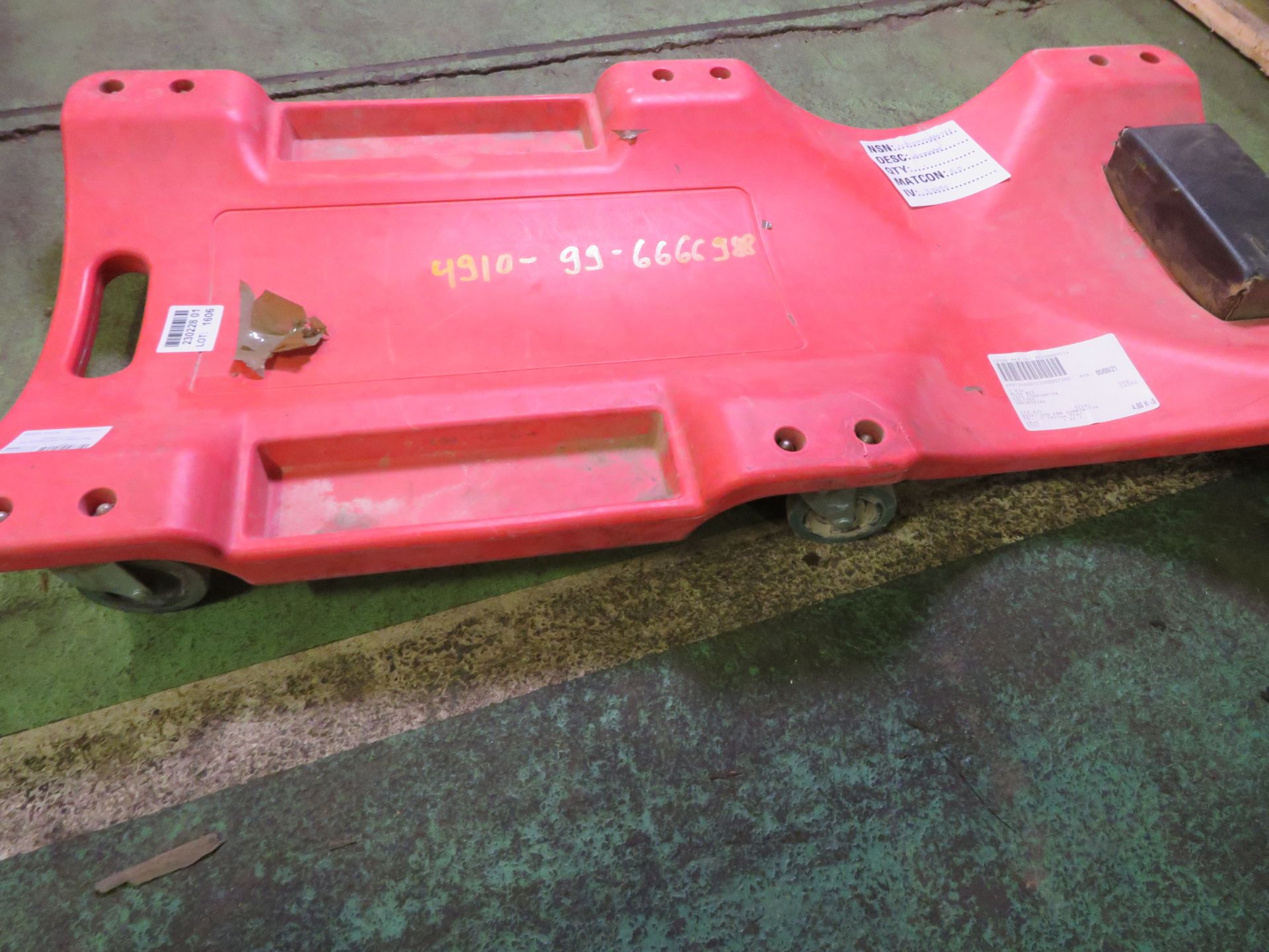 Red plastic mechanics 40 inch crawler board - Image 4 of 5