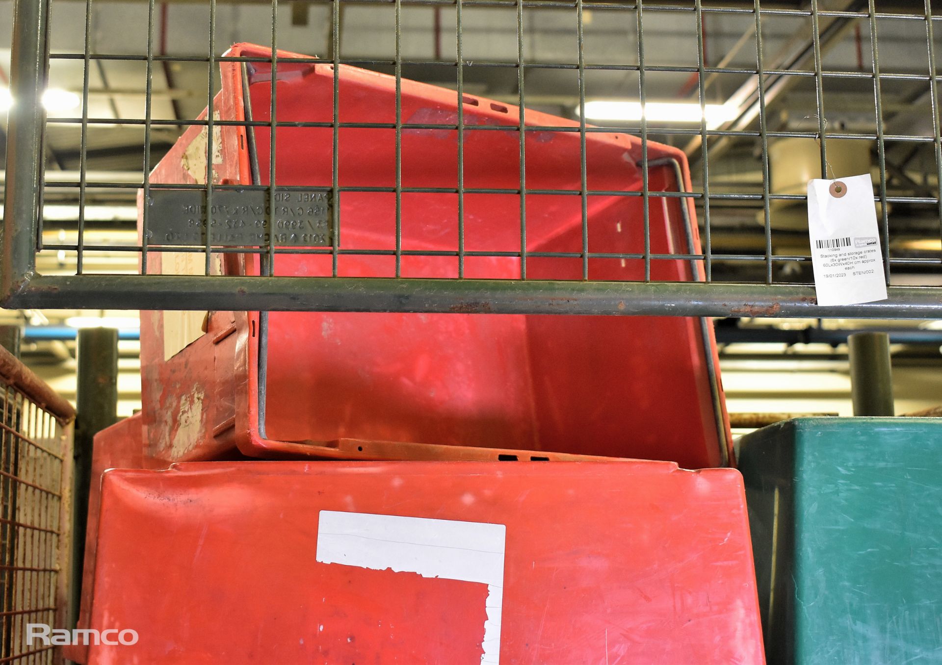 Stacking and storage crates (6x green/10x red) 60Lx30Wx40H cm approx each - Image 3 of 3